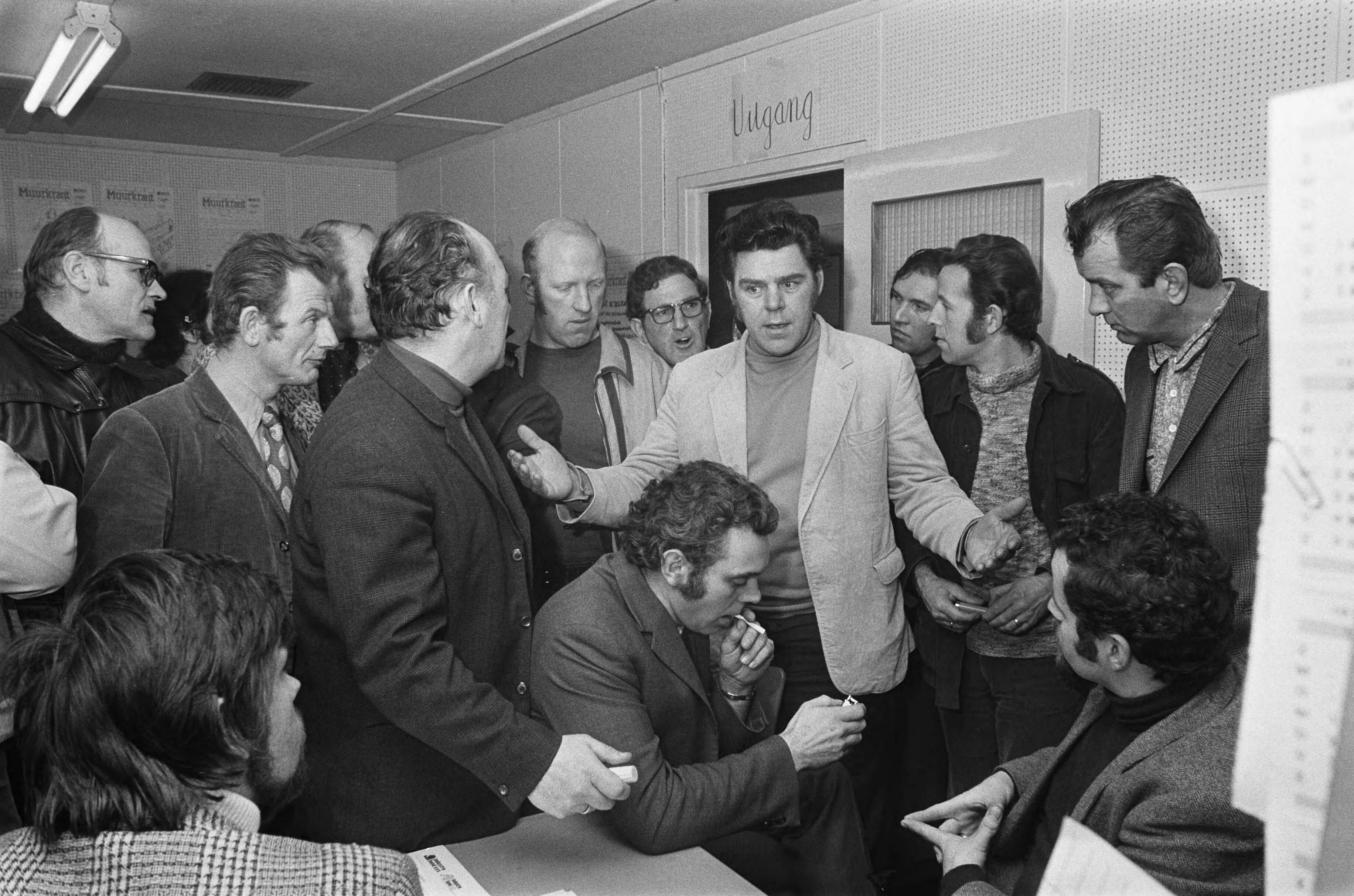 Fotocollectie Anefo — Uitspraak kort geding in Gerechtsgebouw in Haarlem, stakers in Velsen na uitspraak — Foto: Peters, Hans / Anefo. Licentie: Set B: Rechtenvrij / Publiek Domein. Bron: Nationaal Archief. http://hdl.handle.net/10648/ac266e48-d0b4-102d-bcf8-003048976d84