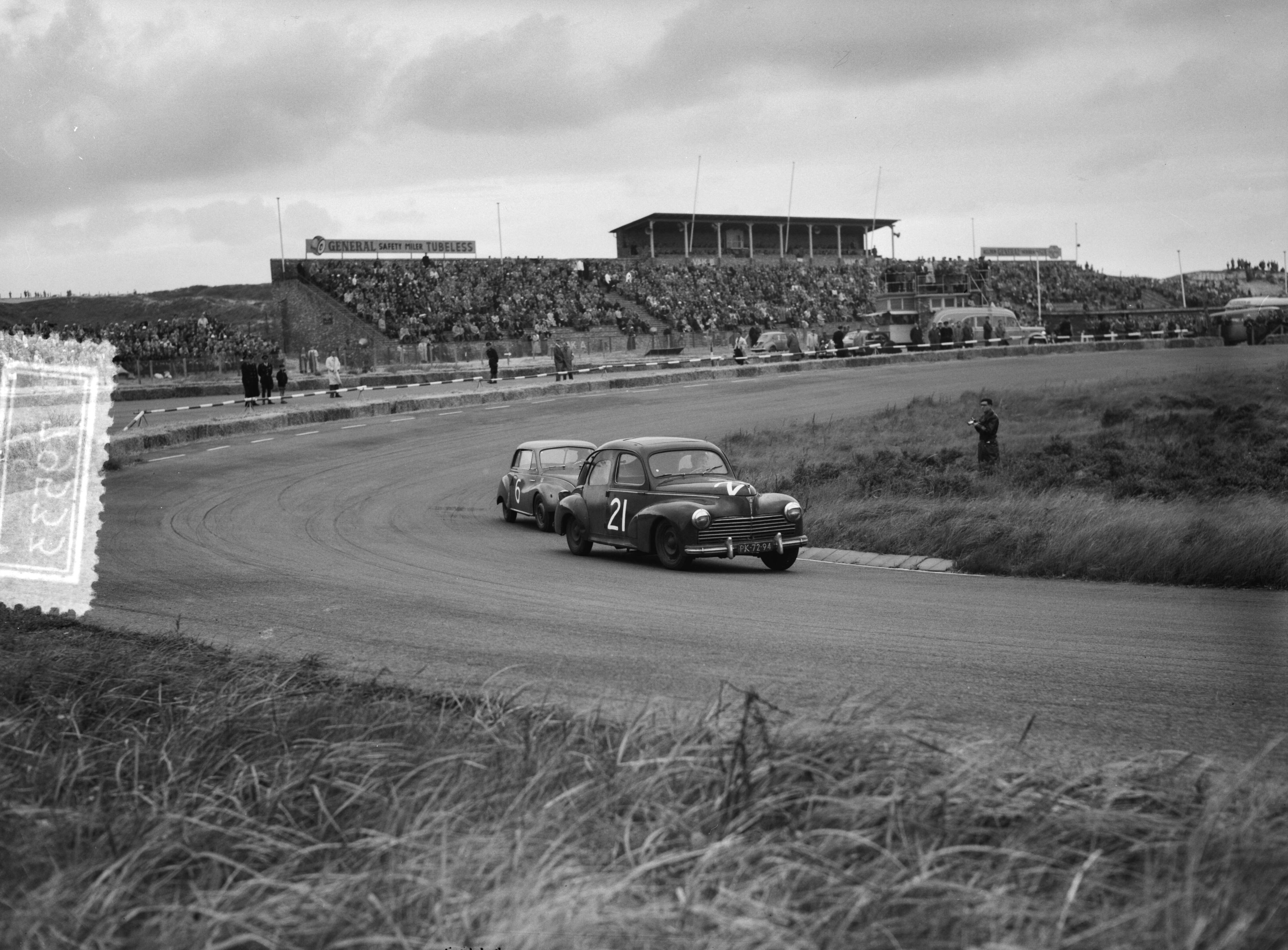 Fotocollectie Anefo — Autoraces en motorraces op het circuit van Zandvoort — Foto: Bilsen, Joop van / Anefo. Licentie: Set B: Rechtenvrij / Publiek Domein. Bron: Nationaal Archief. http://hdl.handle.net/10648/a94d84fe-d0b4-102d-bcf8-003048976d84