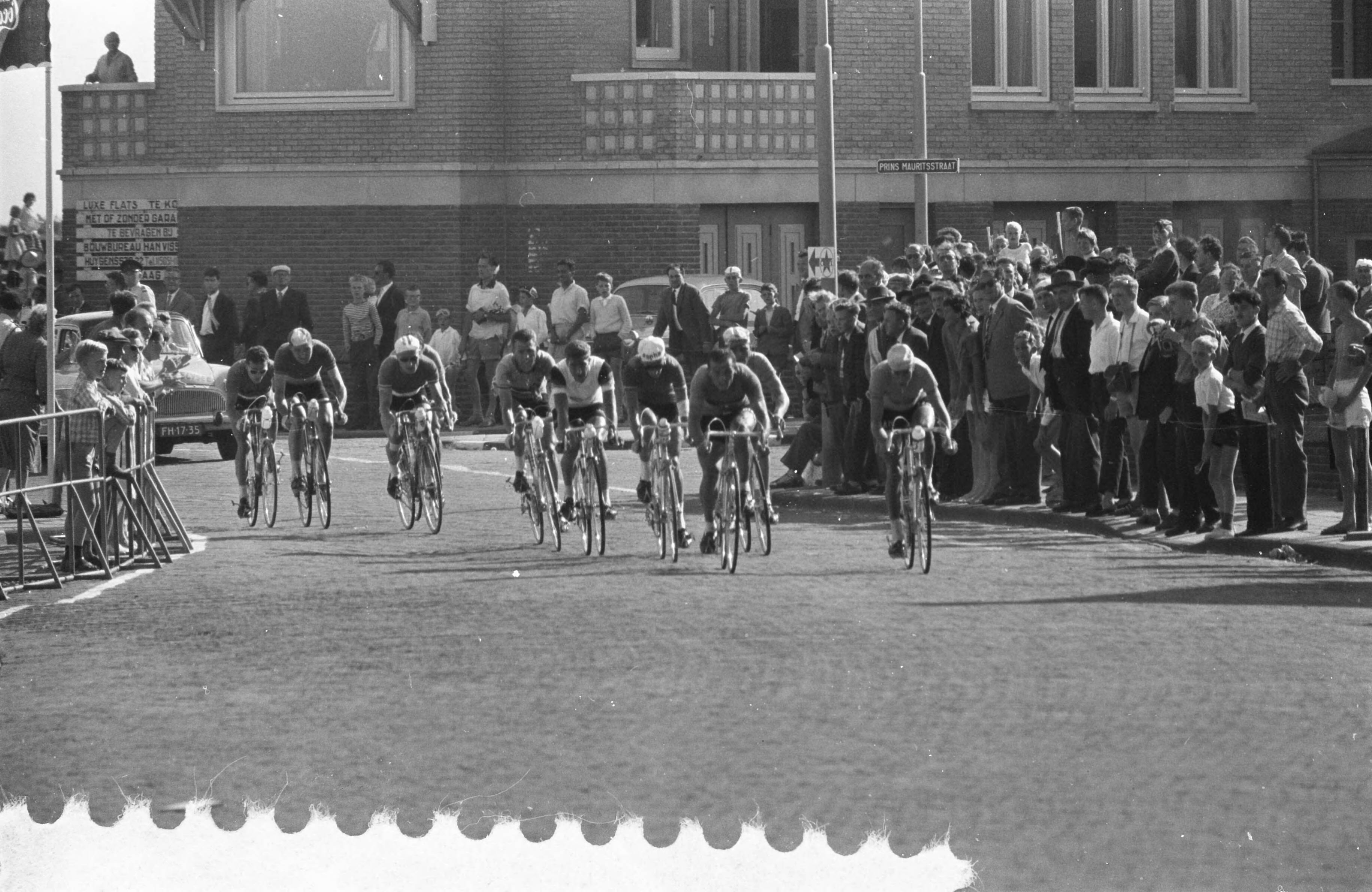 Fotocollectie Anefo — Wereldkampioenschappen wielrennen voor profs op de weg in Zandvoort. De kopgroep passeert de Prins Mauritsstraat — Foto: Rossem, Wim van / Anefo. Licentie: Set B: Rechtenvrij / Publiek Domein. Bron: Nationaal Archief. http://hdl.handle.net/10648/a99b4b9e-d0b4-102d-bcf8-003048976d84