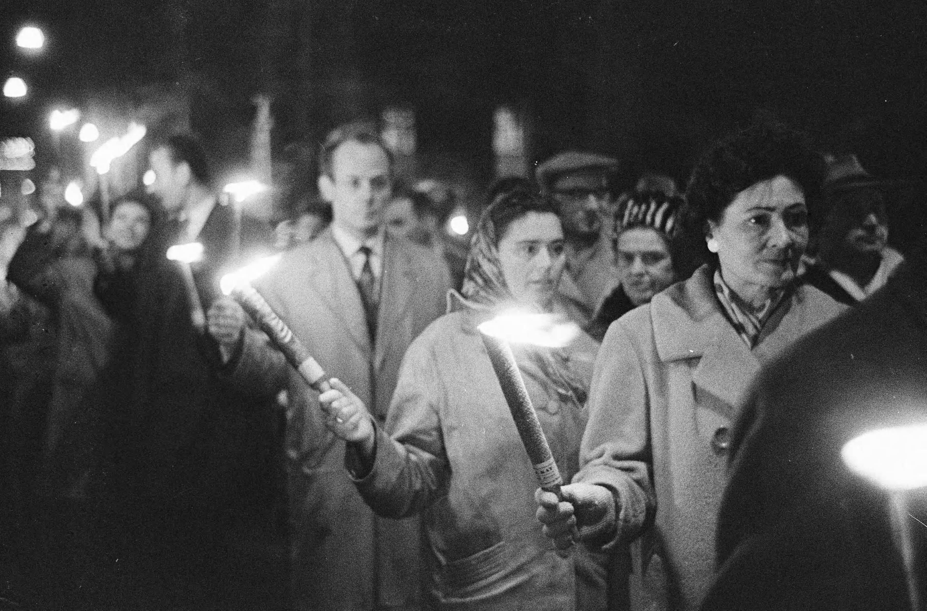 Fotocollectie Anefo — Fakkeloptocht van Hongaarse vluchtelingen in Den Haag ter herdenking van de opstand van 1956 — Foto: Pot, Harry / Anefo. Licentie: Set B: Rechtenvrij / Publiek Domein. Bron: Nationaal Archief. http://hdl.handle.net/10648/a9ea77dc-d0b4-102d-bcf8-003048976d84