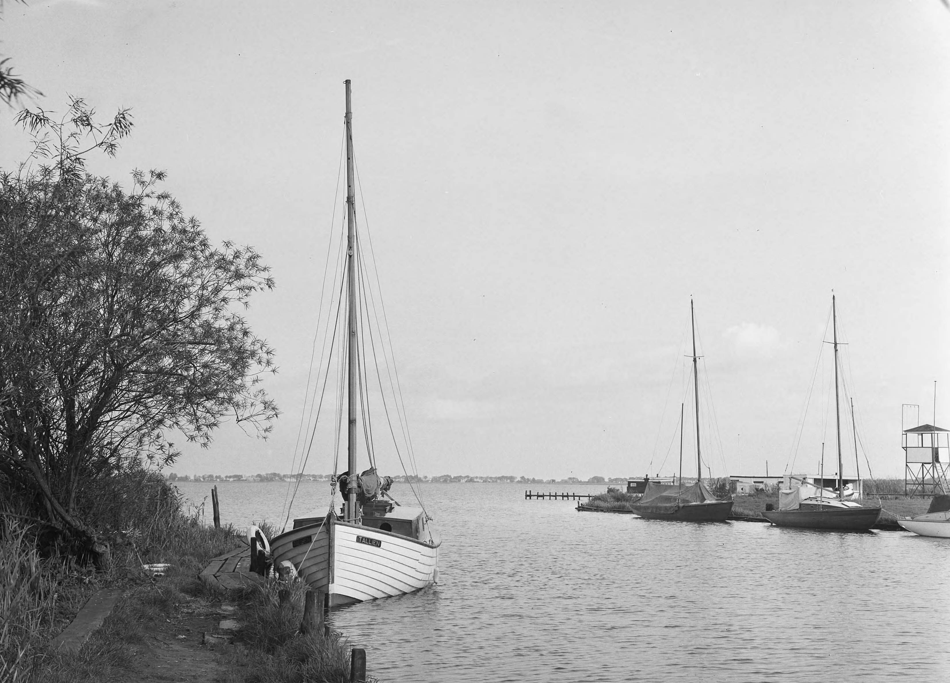 Fotocollectie Nederlandse Heidemaatschappij — Paviljoen "De Bloemert" Zuidlaardermeer onder Zuidlaren — Foto: Eyssen, [...] / Heidemij. Licentie: Set B: Rechtenvrij / Publiek Domein. Bron: Nationaal Archief. http://hdl.handle.net/10648/ae7b959c-d0b4-102d-bcf8-003048976d84