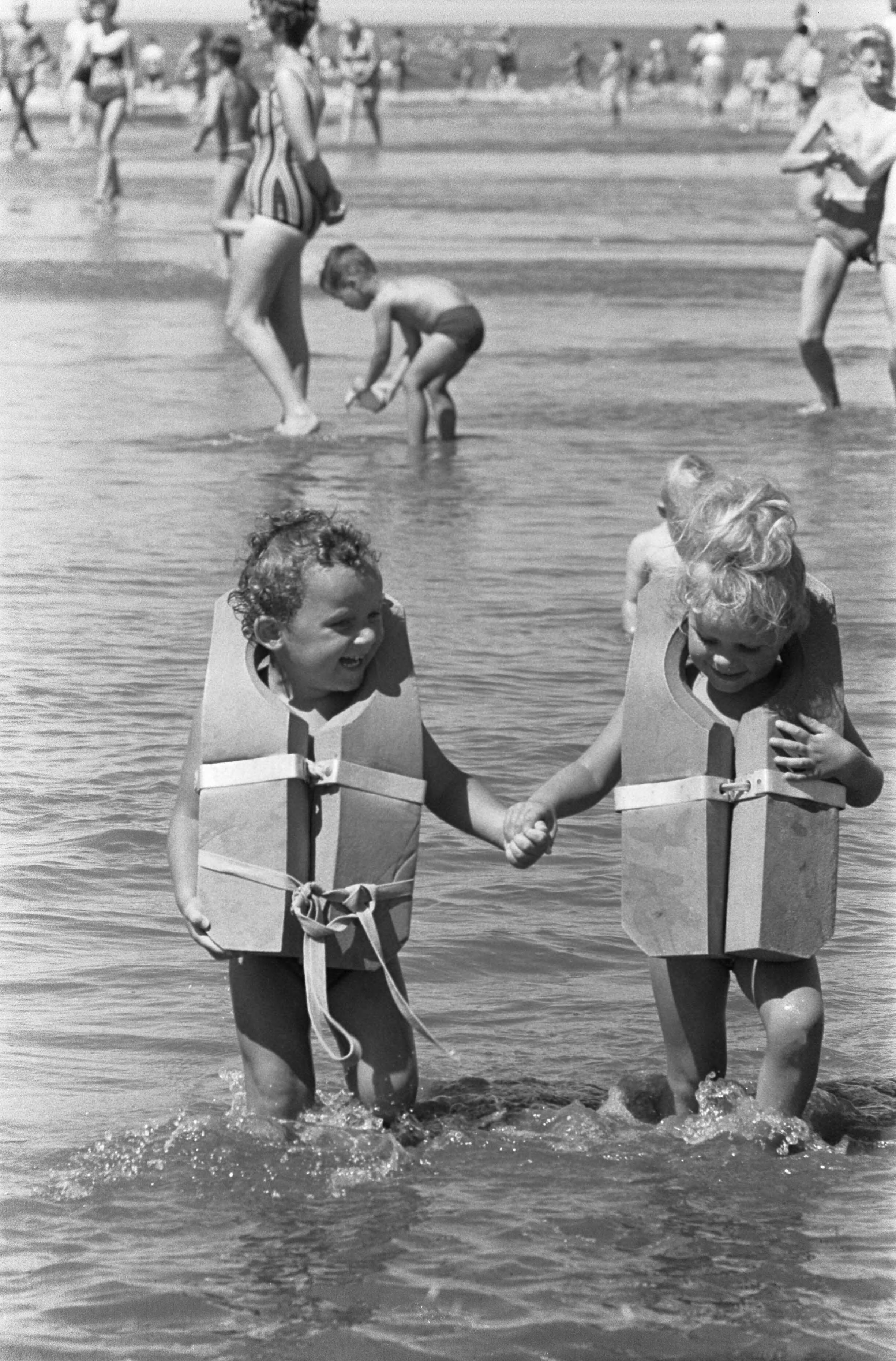 Fotocollectie Anefo — Drukte aan de kust. Strand van Zandvoort. Zomer voor twee kleuters Mikky en Joekie met grote zwemvesten — Foto: Pot, Harry / Anefo. Licentie: Set B: Rechtenvrij / Publiek Domein. Bron: Nationaal Archief. http://hdl.handle.net/10648/aa3f59dc-d0b4-102d-bcf8-003048976d84