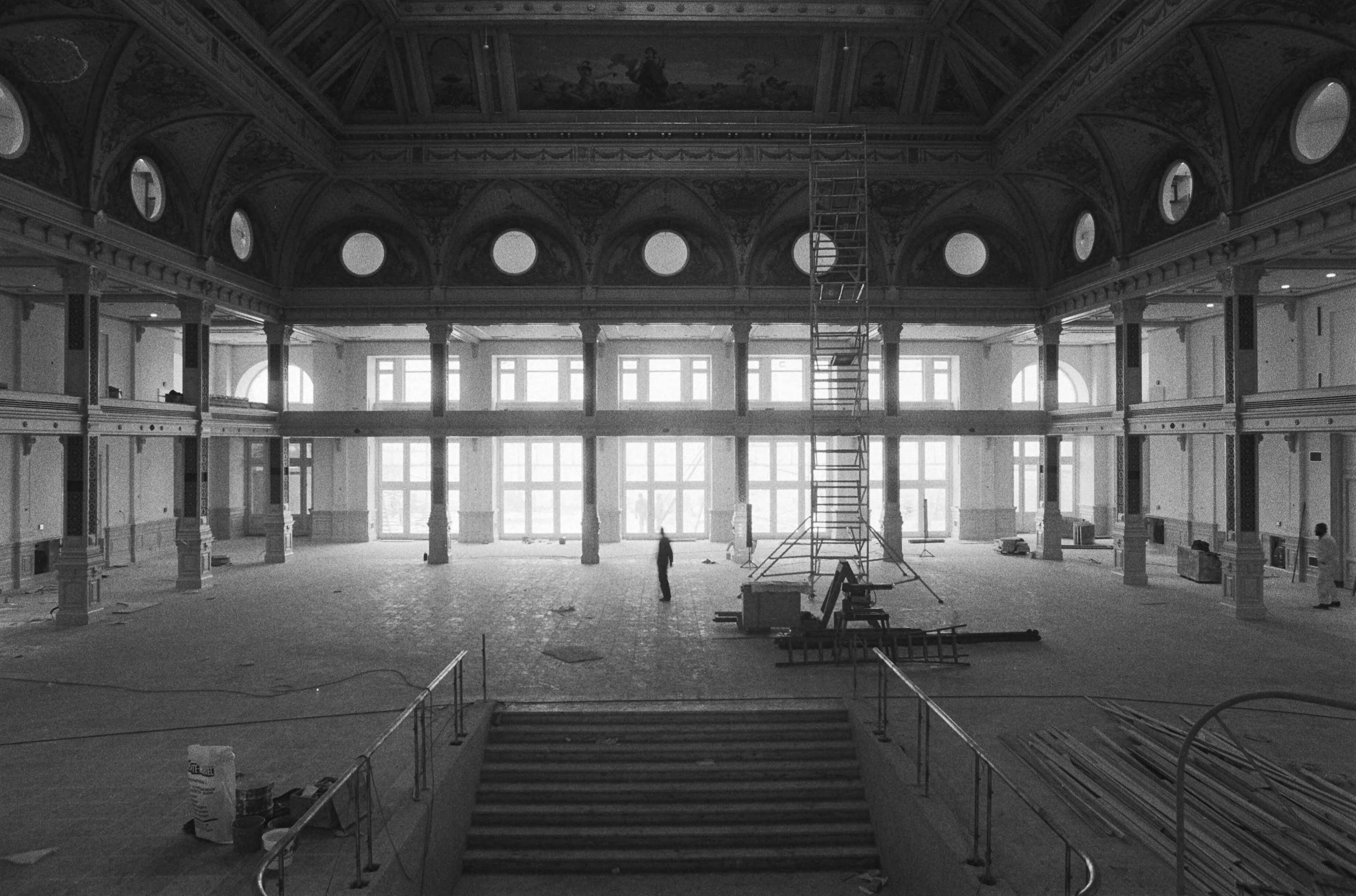 Restauratie van het Kurhaus in Scheveningen — Zuid-Holland|Scheveningen|restauraties |hotels |interieurs|Kurhaus — Foto: Suyk, Koen / Anefo. Licentie: Set B: Rechtenvrij / Publiek Domein. Bron: Nationaal Archief. http://hdl.handle.net/10648/acc4c32c-d0b4-102d-bcf8-003048976d84