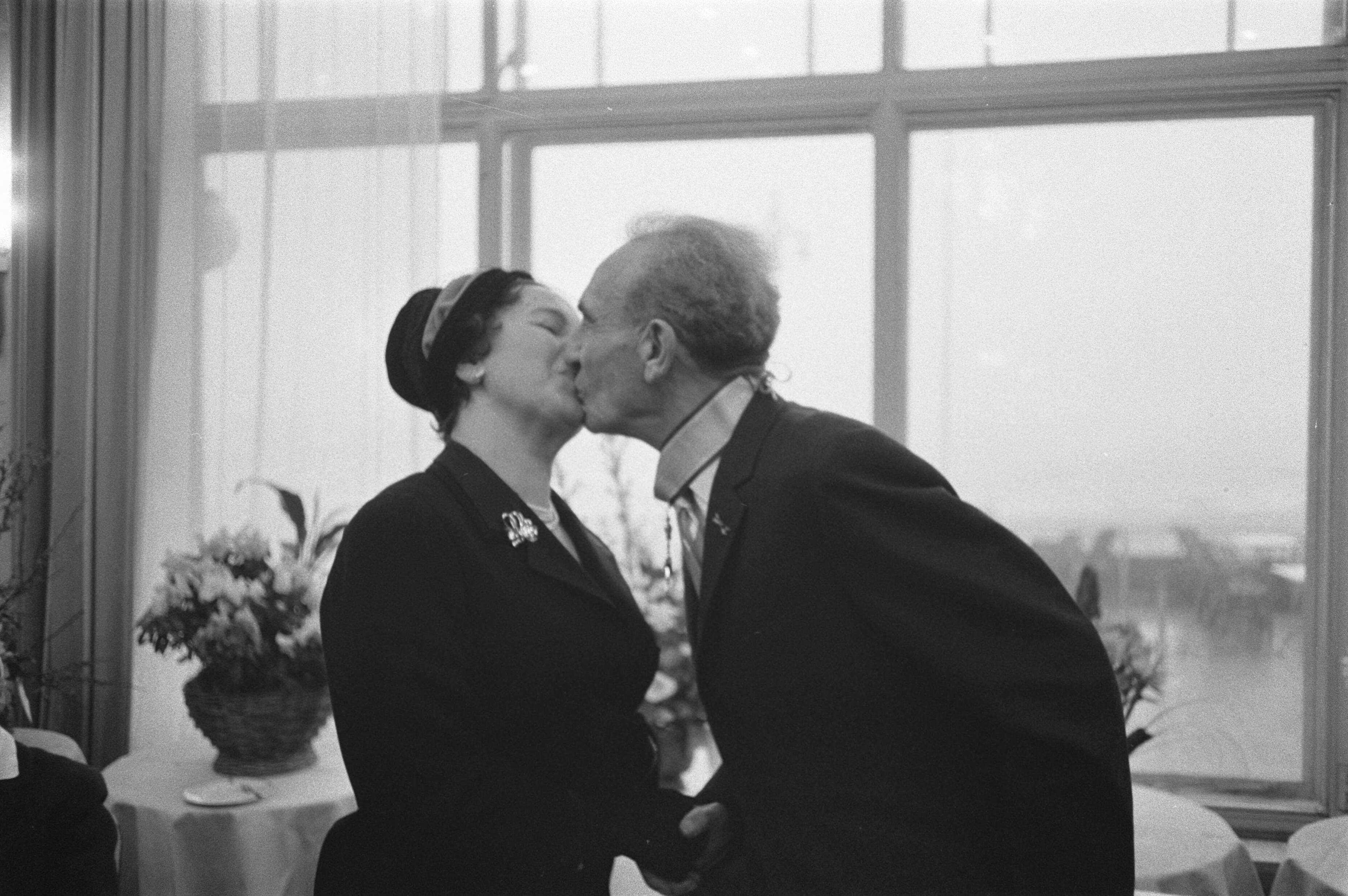 Fotocollectie Anefo — Afscheidsreceptie van de voorzitter van het College van Rijksbemiddelaars mr. J.A. Berger, mr. Berger wordt door zijn vrouw, Maria Regina Berger-Reyne, gekust — Foto: Pot, Harry / Anefo. Licentie: Set B: Rechtenvrij / Publiek Domein. Bron: Nationaal Archief. http://hdl.handle.net/10648/a9c3f404-d0b4-102d-bcf8-003048976d84