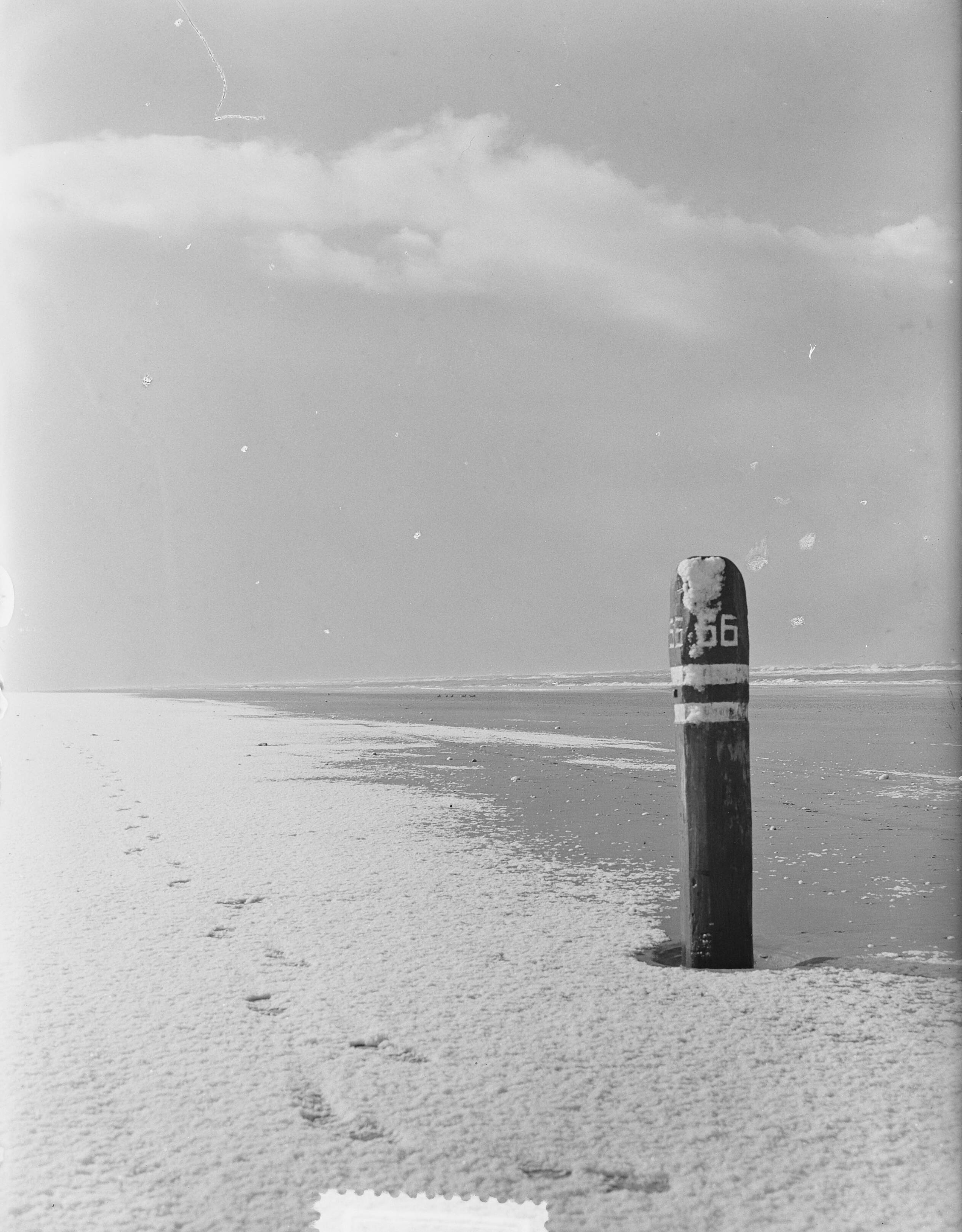 Fotocollectie Anefo — Sneeuw op het strand van Zandvoort — Foto: Pot, Harry / Anefo. Licentie: Set B: Rechtenvrij / Publiek Domein. Bron: Nationaal Archief. http://hdl.handle.net/10648/a8f56fc6-d0b4-102d-bcf8-003048976d84