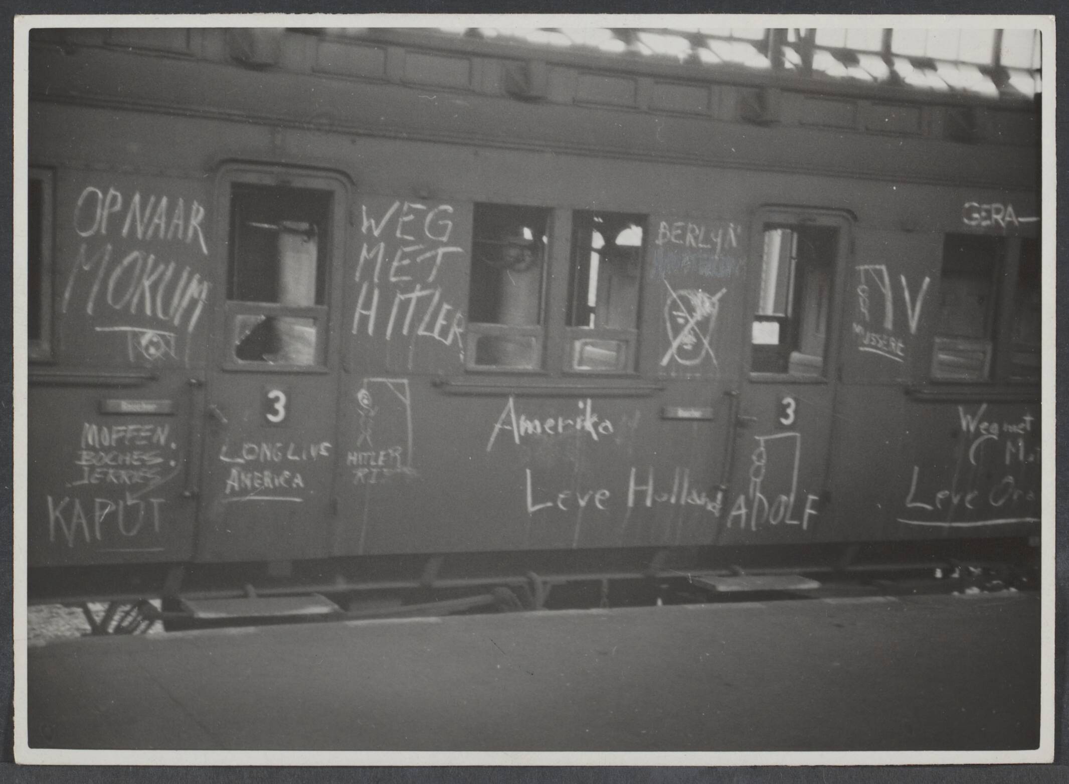 Arbeidsdienst. Waaronder "Nederlandse Arbeidsdienst" en "Vreugde en Arbeid" ("Fut door lol" 81). Ook opbouwdienst 1940/41. — [Serie: repatriëring Arbeitseinsatz] Juni-Juli 1945. Hoe het gemoed zich ontlastte van de Nederl. jongens op hun thuisreis van Duitsland — Foto: Bosen, Frans / Spaarnestad. Licentie: Set B: Rechtenvrij / Publiek Domein. Bron: Nationaal Archief. http://hdl.handle.net/10648/f62e9995-a9d8-5d1d-cda7-0d8afec31f93