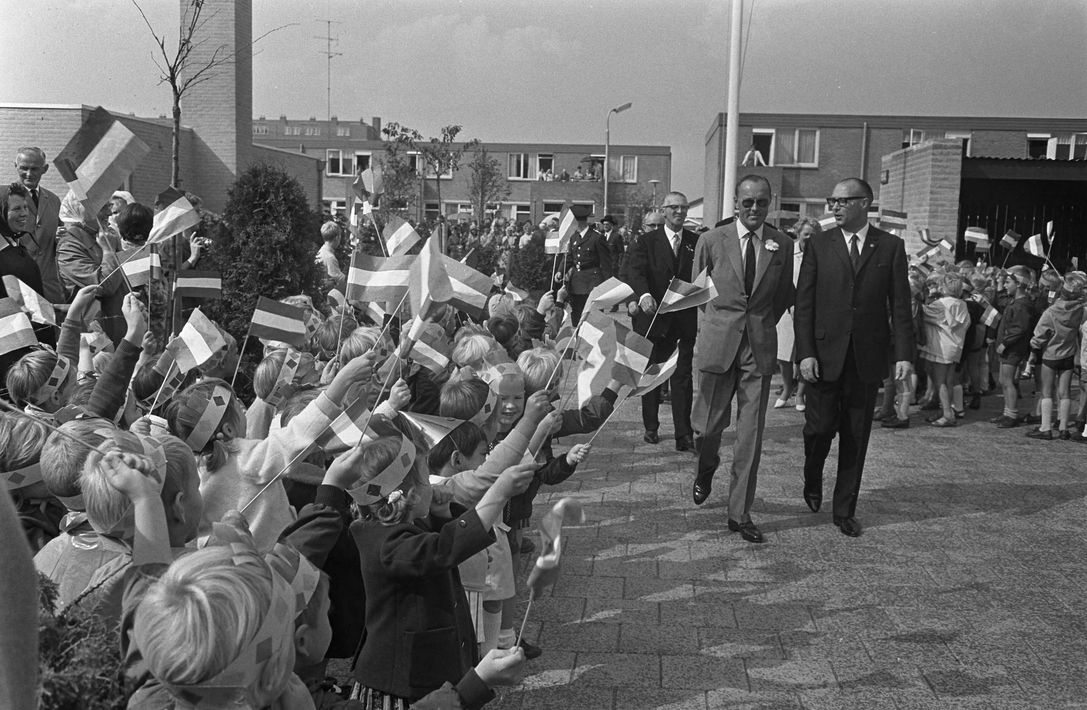 Prins Bernhard opent de Prins Bernhard school te Leeuwarden — De Prins wordt bij zijn aankomst verwelkomd — Foto: Fotograaf Onbekend / Anefo. Licentie: Set B: Rechtenvrij / Publiek Domein. Bron: Nationaal Archief. http://hdl.handle.net/10648/ab4c4786-d0b4-102d-bcf8-003048976d84