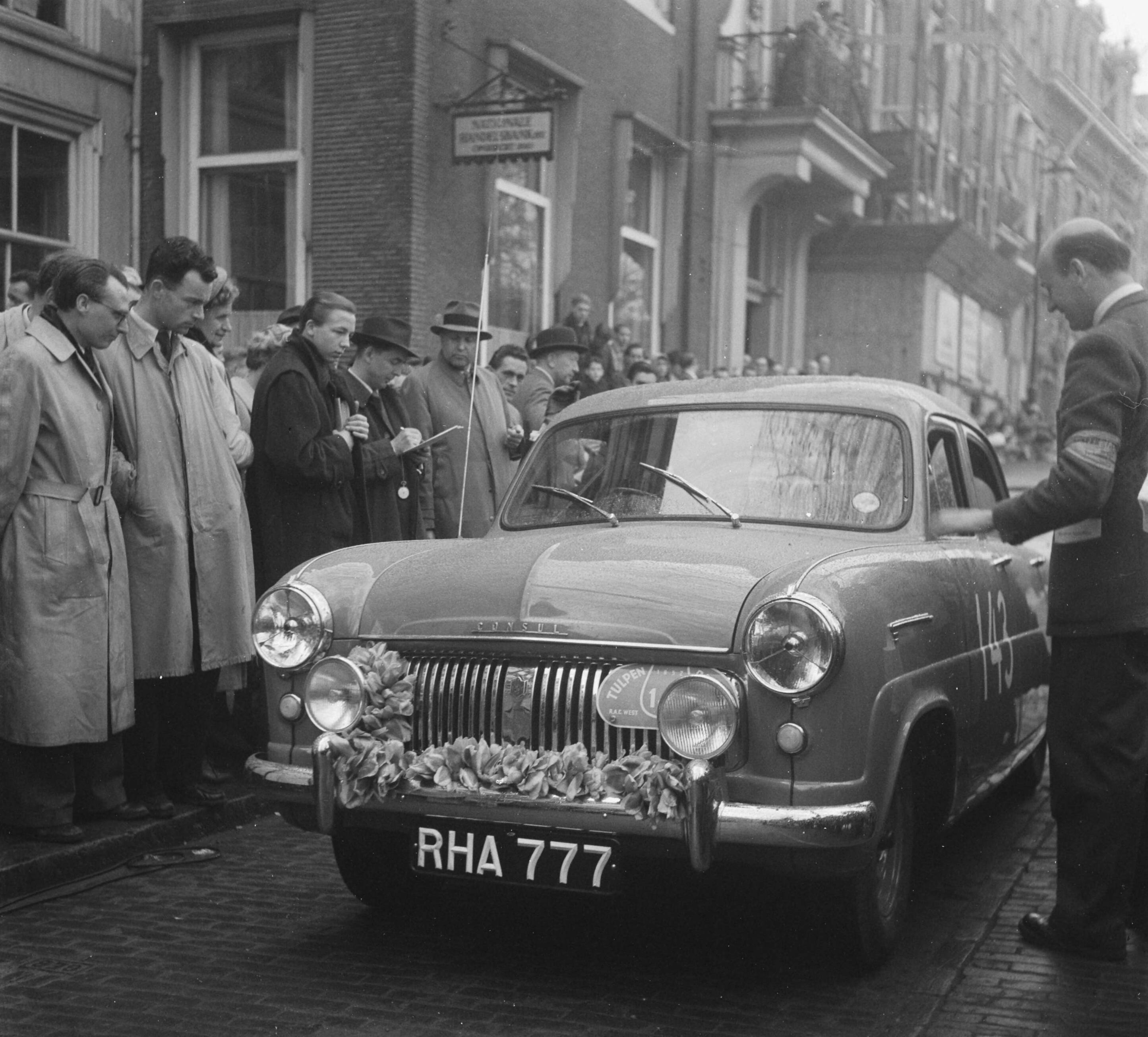 Tulpenrally 1952 — Tulpenralley. Start Den Haag — Foto: Pot, Harry / Anefo. Licentie: Set B: Rechtenvrij / Publiek Domein. Bron: Nationaal Archief. http://hdl.handle.net/10648/a8f8842c-d0b4-102d-bcf8-003048976d84