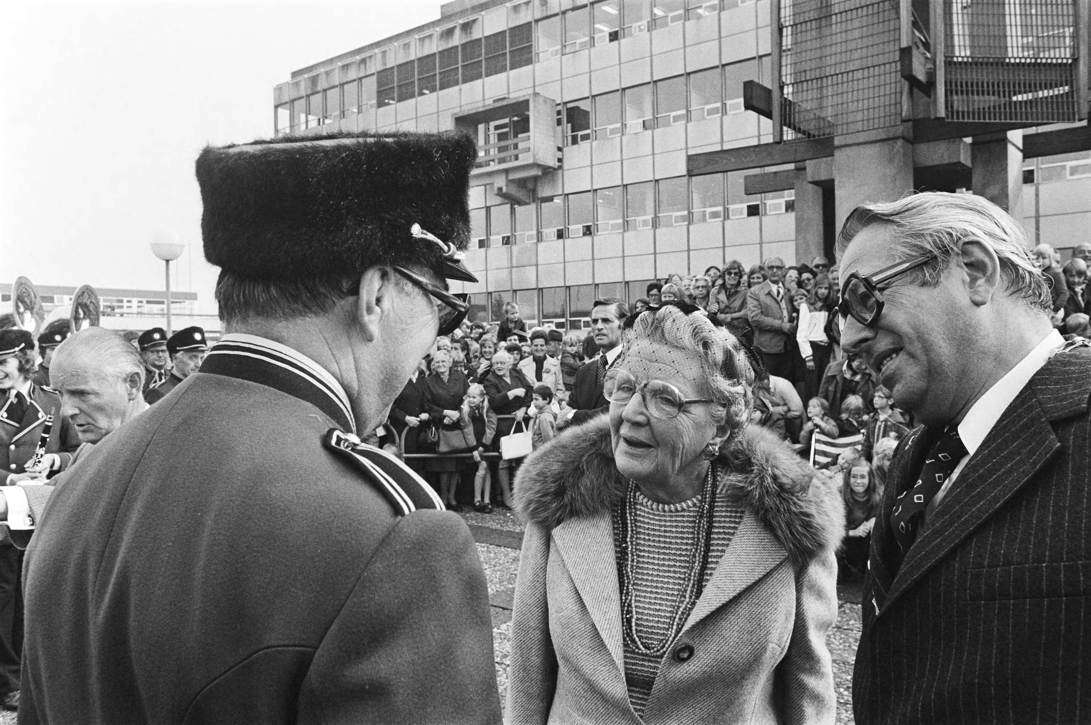 Fotocollectie Anefo — Koningin Juliana bezoekt Veenendaal; ontvangst — Foto: Verhoeff, Bert / Anefo. Licentie: Set B: Rechtenvrij / Publiek Domein. Bron: Nationaal Archief. http://hdl.handle.net/10648/ac8c55fa-d0b4-102d-bcf8-003048976d84