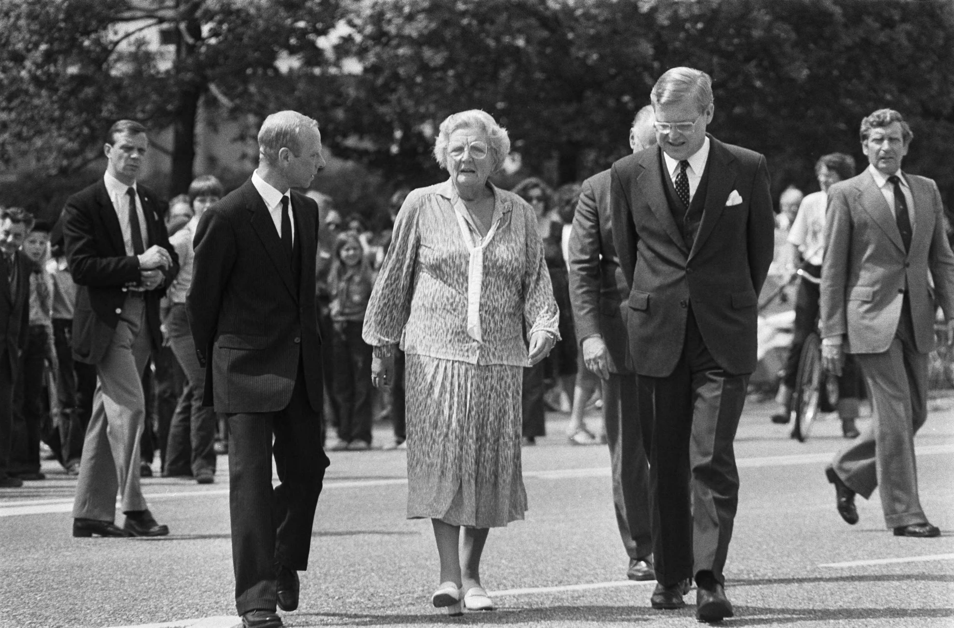 Fotocollectie Anefo — Prinses Juliana heeft een houten zitbank van de bevolking van Soest aangeboden gekregen; — Foto: Dijk, Hans van / Anefo. Licentie: Set B: Rechtenvrij / Publiek Domein. Bron: Nationaal Archief. http://hdl.handle.net/10648/acfd02a0-d0b4-102d-bcf8-003048976d84