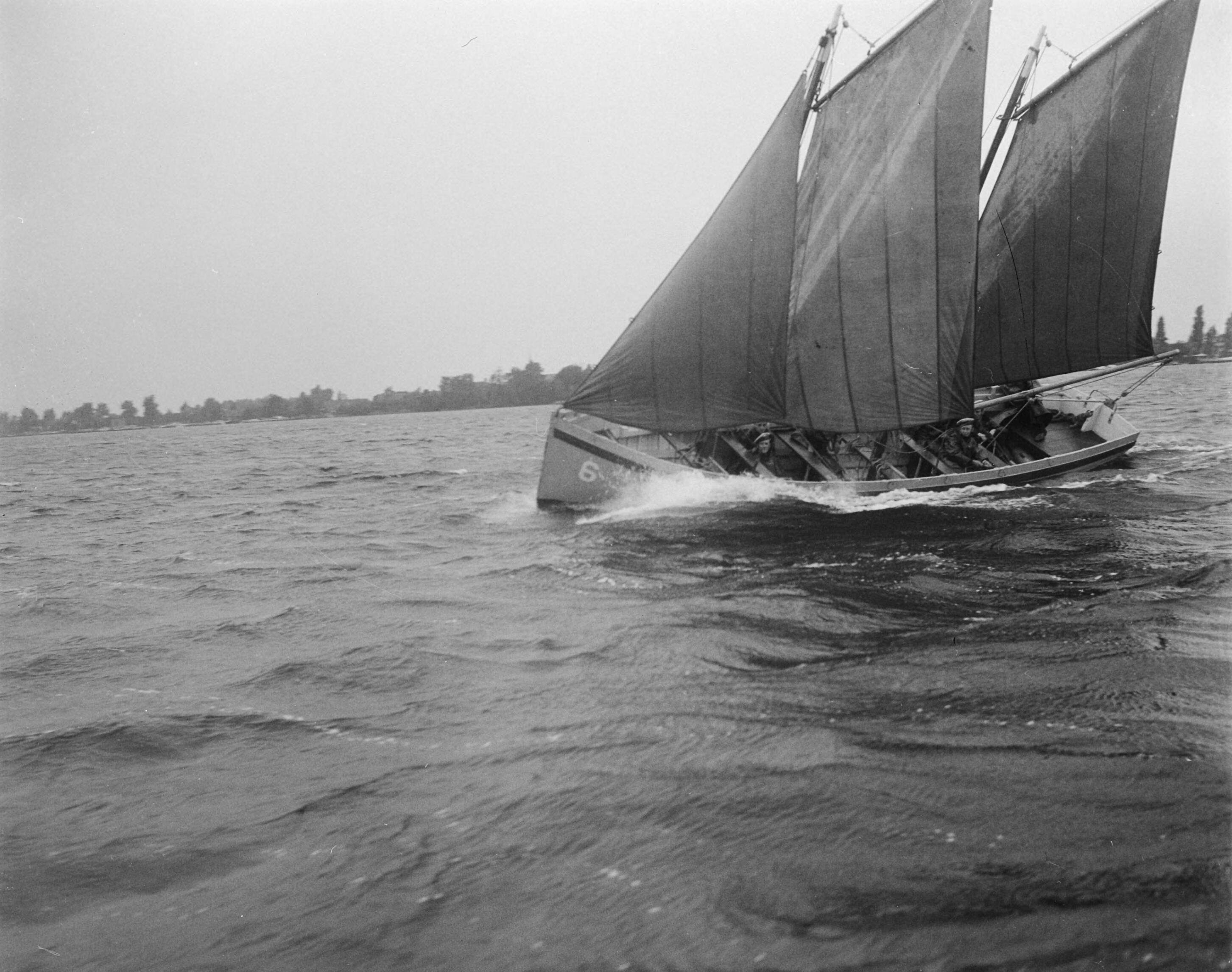 Fotocollectie Anefo — Zeilwedstrijd te Loosdrecht — Foto: Oorschot, […] van / Anefo. Licentie: Set B: Rechtenvrij / Publiek Domein. Bron: Nationaal Archief. http://hdl.handle.net/10648/a8de910c-d0b4-102d-bcf8-003048976d84