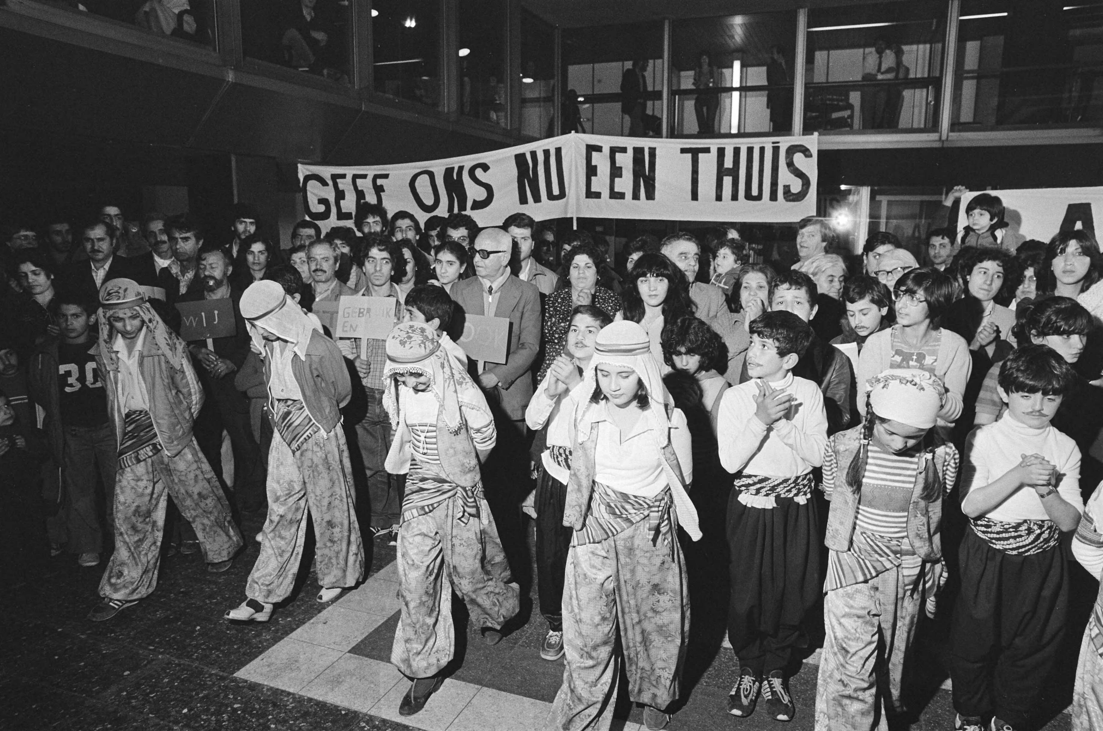 Fotocollectie Anefo — Demonstratie van groep Christen Turken uit de VU bij ministerie van Justitie in Den Haag voor politiek asiel kinderen van Christen Turken — Foto: Antonisse, Marcel / Anefo. Licentie: Set B: Rechtenvrij / Publiek Domein. Bron: Nationaal Archief. http://hdl.handle.net/10648/acff7170-d0b4-102d-bcf8-003048976d84