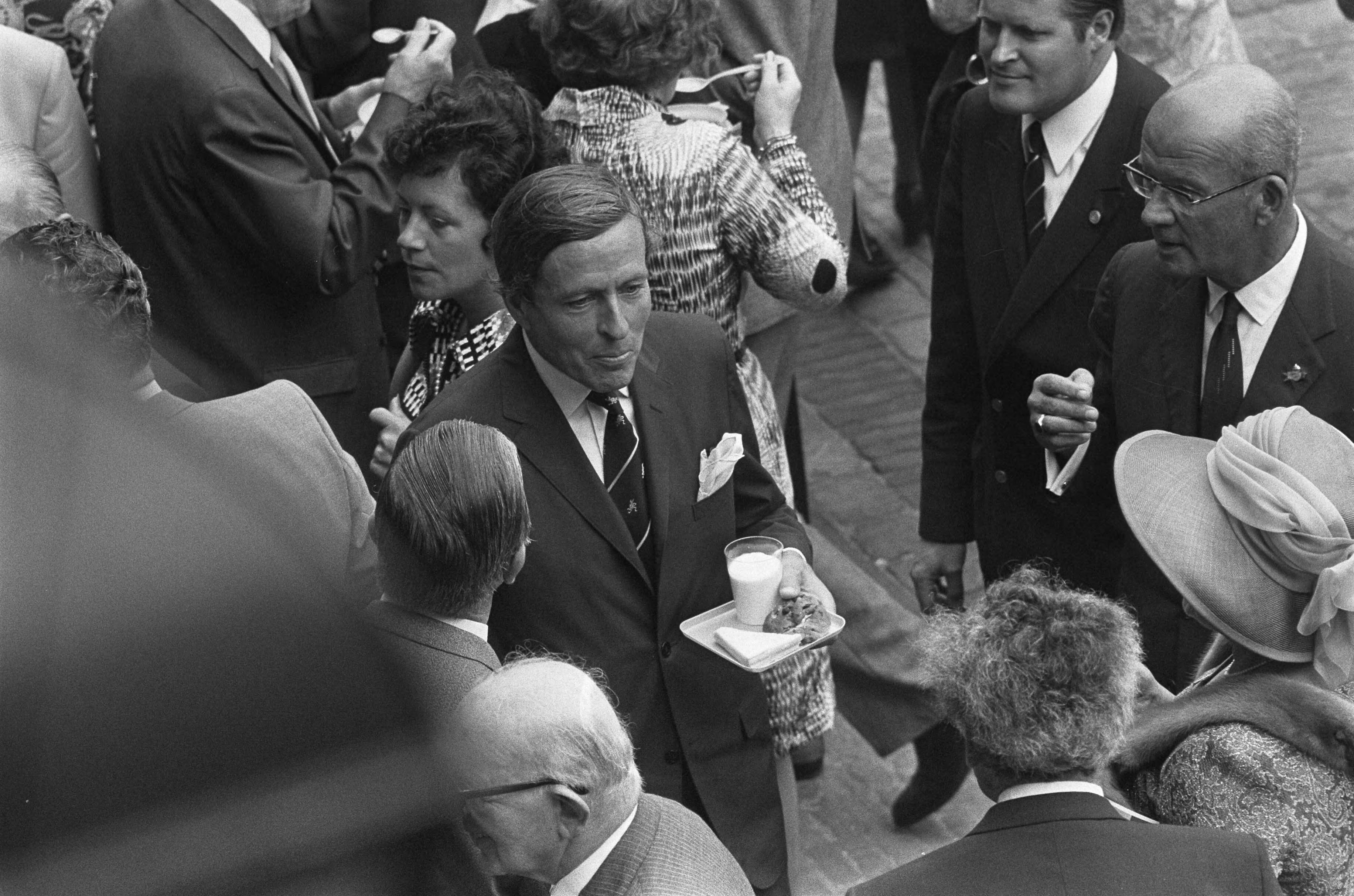 Fotocollectie Anefo — Viering Zilveren Regeringsjubileum van Koningin Juliana in Den Haag , nummer 14 en 15 Claus tijdens koffiemaaltijd — Foto: Mieremet, Rob / Anefo. Licentie: Set B: Rechtenvrij / Publiek Domein. Bron: Nationaal Archief. http://hdl.handle.net/10648/ac36510a-d0b4-102d-bcf8-003048976d84