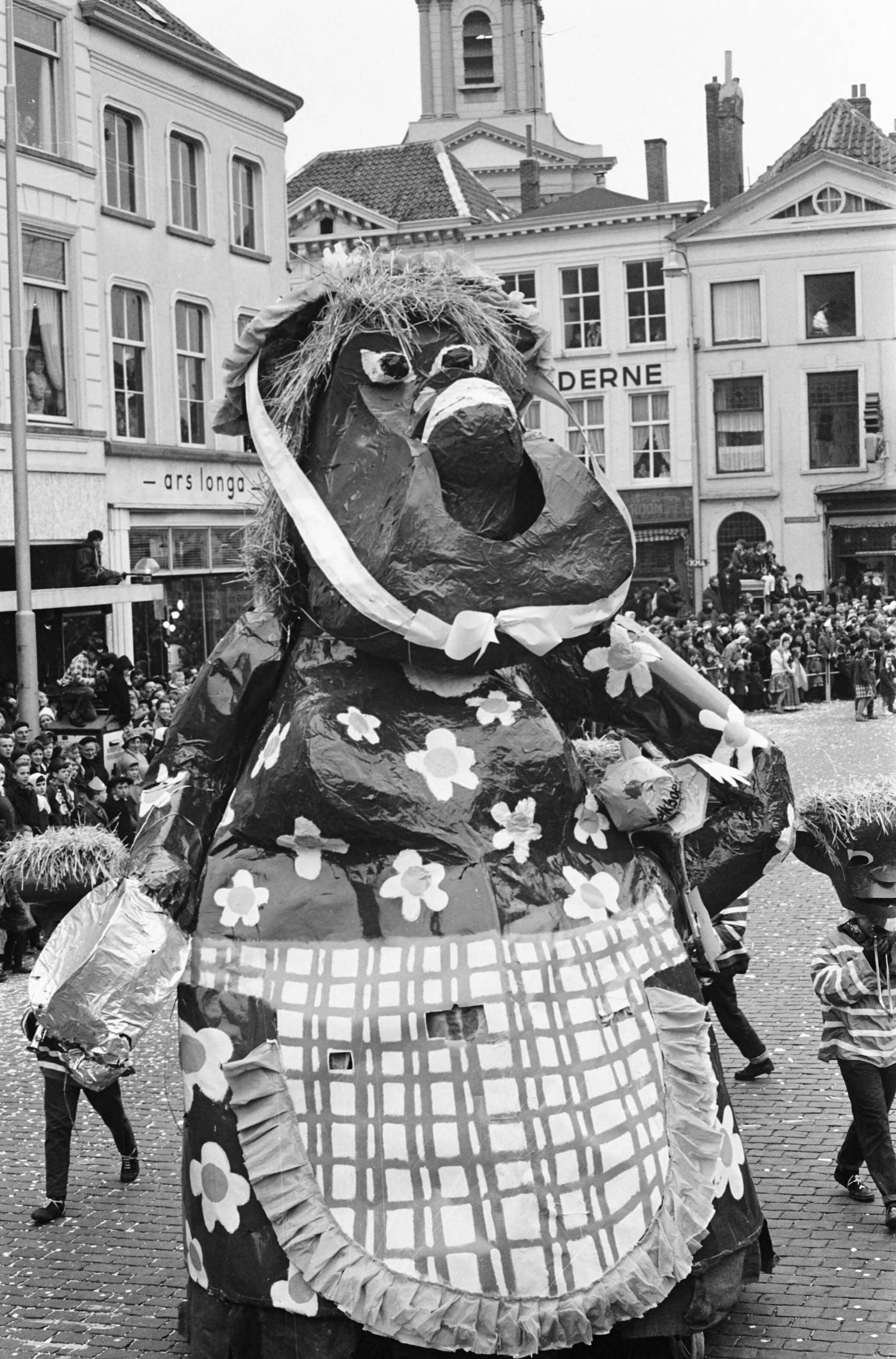 Fotocollectie Anefo — Carnaval in Breda — Foto: Rossem, Wim van / Anefo. Licentie: Set B: Rechtenvrij / Publiek Domein. Bron: Nationaal Archief. http://hdl.handle.net/10648/a9fc03e4-d0b4-102d-bcf8-003048976d84