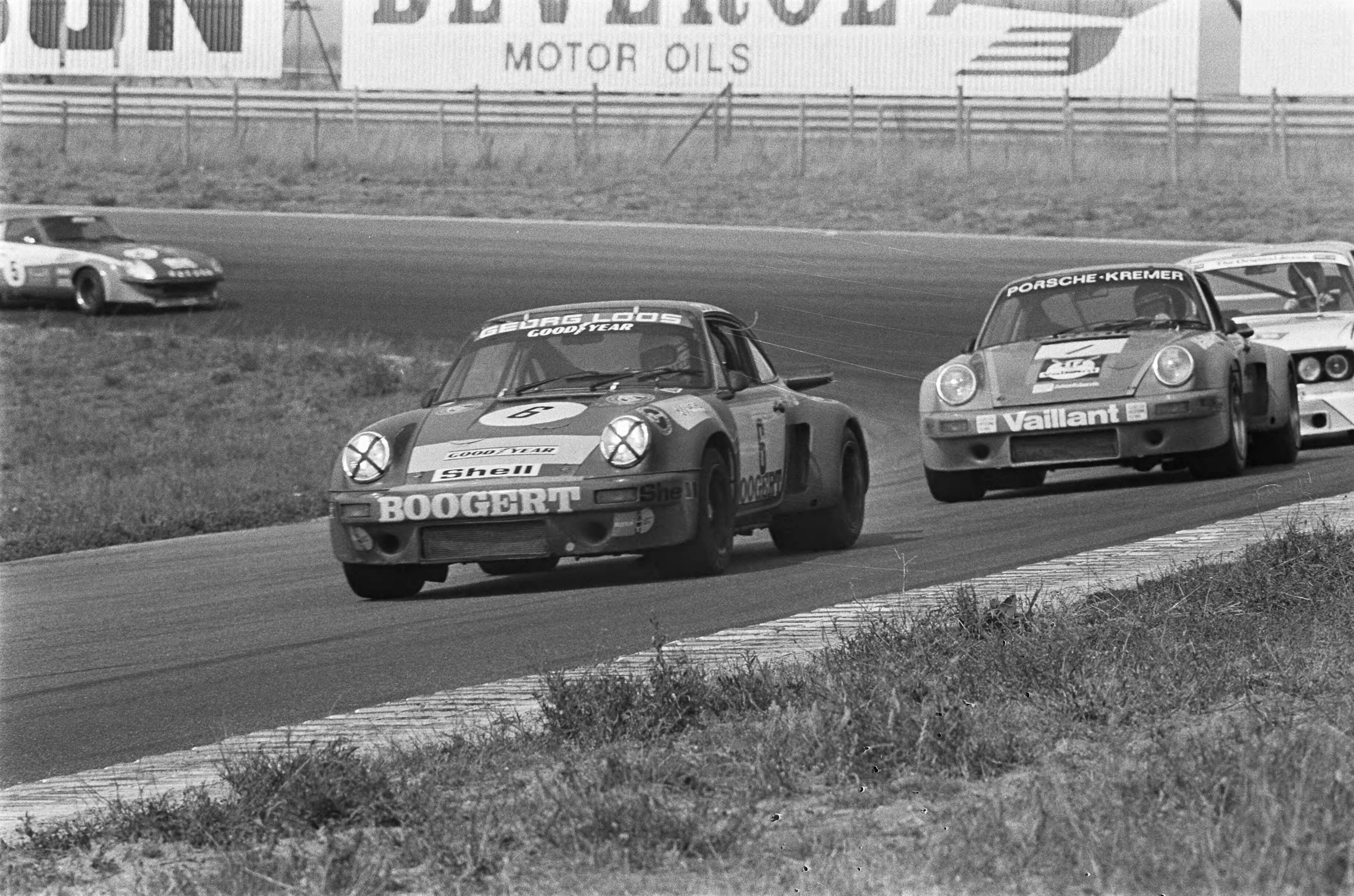 Trophy van Zandvoort 1975 — Toine Hezemans op kop, daarachter Gijs van Lennep — Foto: Peters, Hans / Anefo. Licentie: Set B: Rechtenvrij / Publiek Domein. Bron: Nationaal Archief. http://hdl.handle.net/10648/ac6f5d92-d0b4-102d-bcf8-003048976d84
