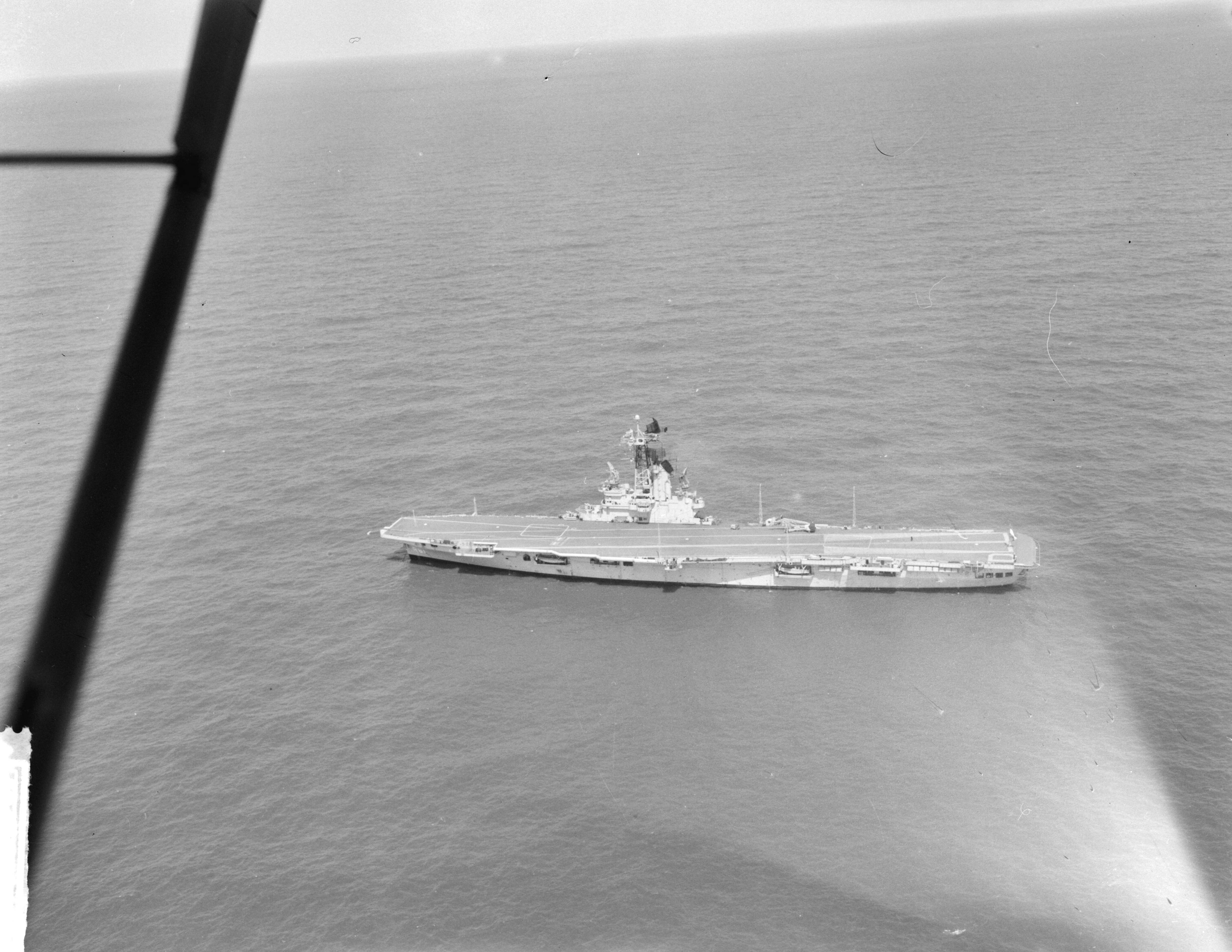 Fotocollectie Anefo — Vlootschouw bij Scheveningen (luchtopnamen) — Foto: Rossem, Wim van / Anefo. Licentie: Set B: Rechtenvrij / Publiek Domein. Bron: Nationaal Archief. http://hdl.handle.net/10648/a9db8290-d0b4-102d-bcf8-003048976d84