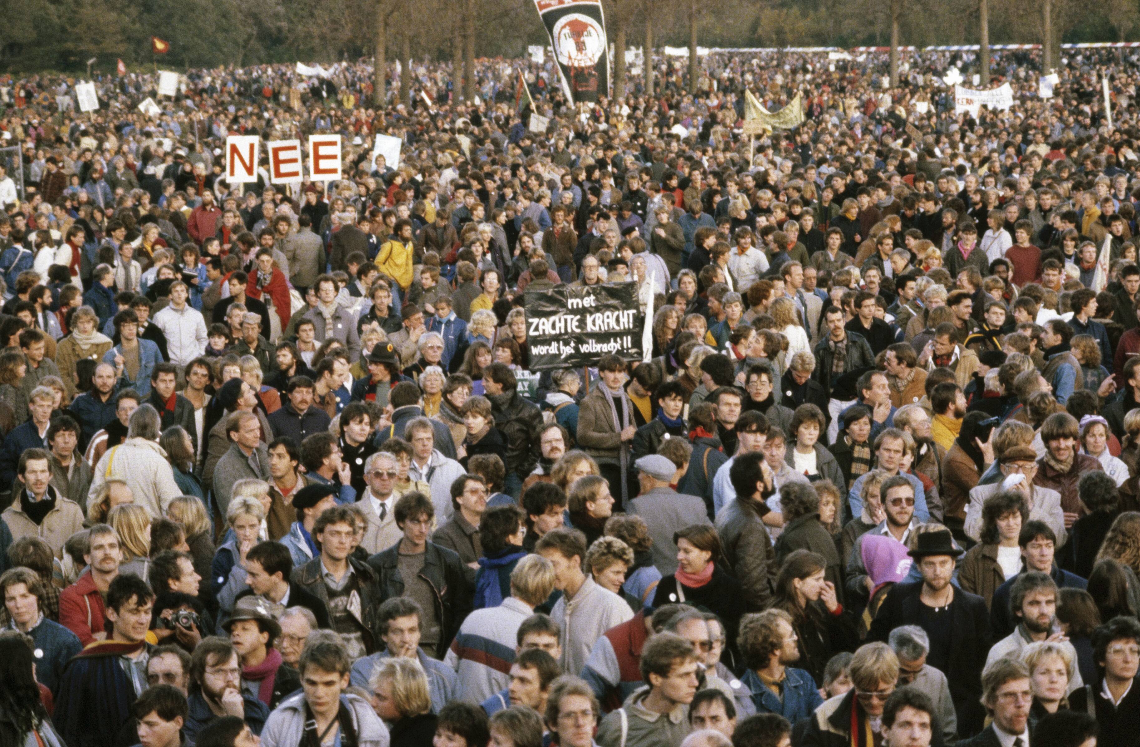 Fotocollectie Anefo — Anti kernwapendemonstratie in Den Haag ( 550 duizend deelnemers ); overzichten met diverse leuzen — Foto: Antonisse, Marcel / Anefo. Licentie: Set B: Rechtenvrij / Publiek Domein. Bron: Nationaal Archief. http://hdl.handle.net/10648/ad8b650e-d0b4-102d-bcf8-003048976d84