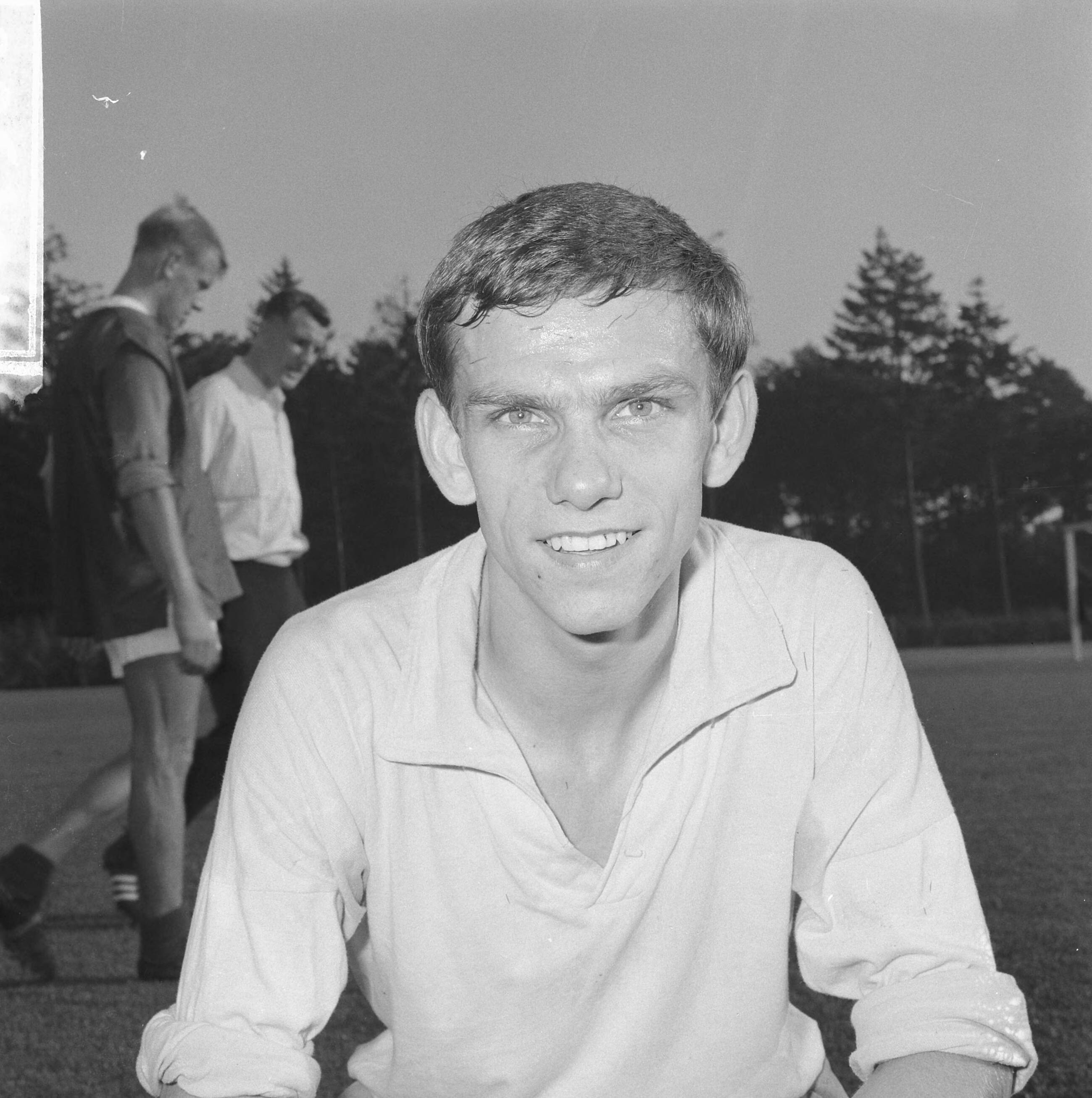 Portretten van voetballers — Voetballer Willy Dullens van voetbalclub Sittardia [in de achtergrond Peter Kemper en George Kessler] — Foto: Kroon, Ron / Anefo. Licentie: Set B: Rechtenvrij / Publiek Domein. Bron: Nationaal Archief. http://hdl.handle.net/10648/aace1d2a-d0b4-102d-bcf8-003048976d84