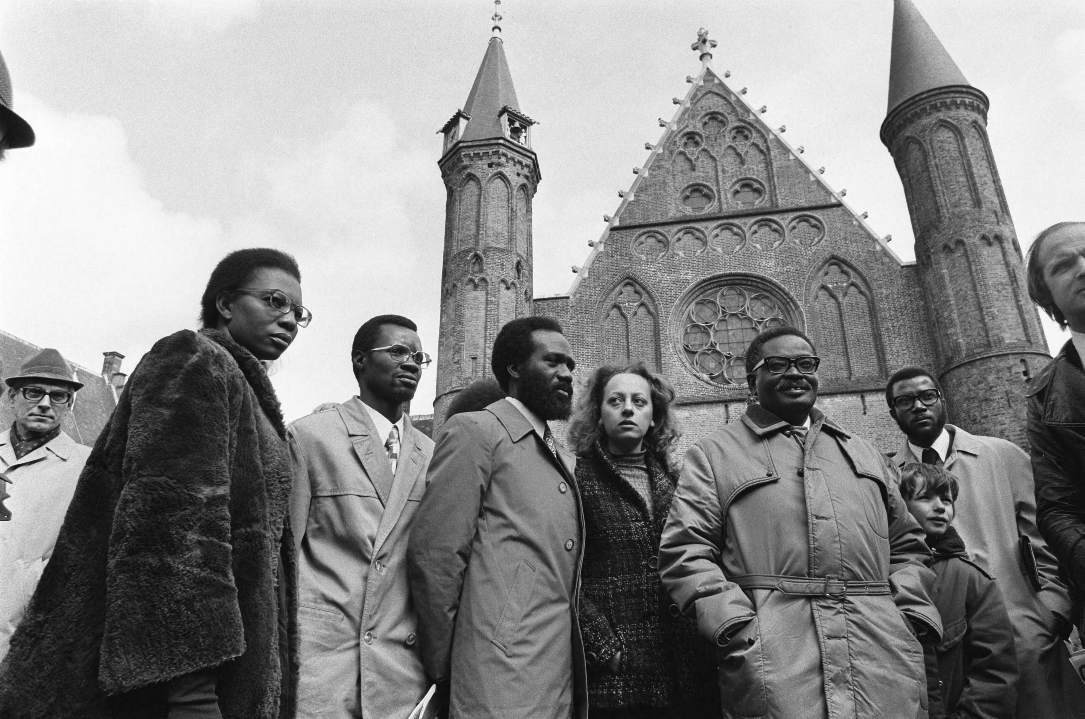 Fotocollectie Anefo — President MPLA, heer Neto door Den Uyl ontvangen; Neto (l) en Bosgra (Angolacomite) op Binnenhof — Foto: Mieremet, Rob / Anefo. Licentie: Set B: Rechtenvrij / Publiek Domein. Bron: Nationaal Archief. http://hdl.handle.net/10648/ac65770a-d0b4-102d-bcf8-003048976d84