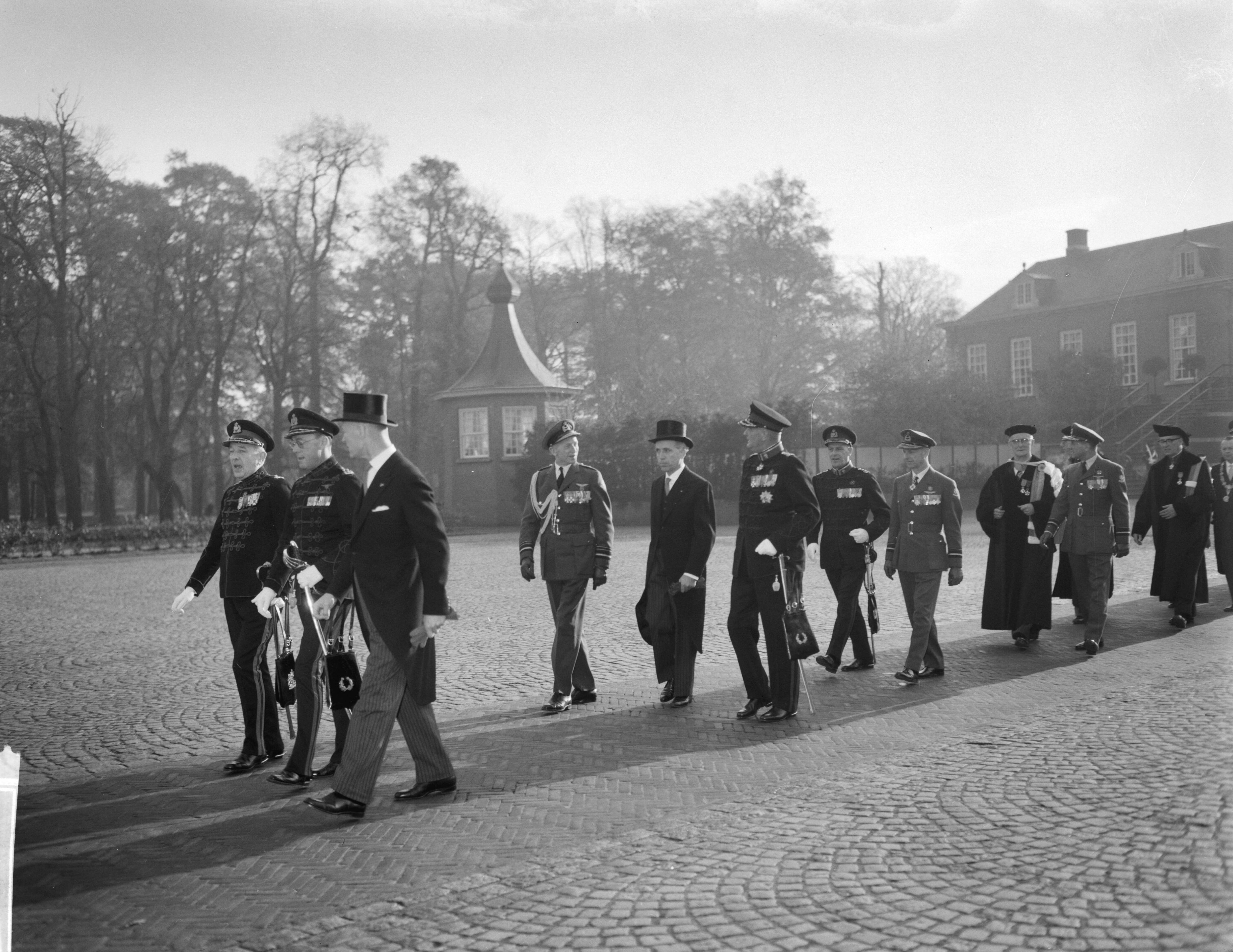 Fotocollectie Anefo — Prins Bernhard bij installatie van het curatorium en de Raad van Gouverneur en Assessoren van de Koninklijke Militaire Academie te Breda. Vertrek van het cortege vanaf de gouverneurswoning. Rechts van de prins de gouverneur van de academier, brigade-generaal W.C.H. van Reede, links (mnet hoge hoed) de staatssecretaris van Defensie, mr. R.H. Calmeyer — Foto: Bilsen, Joop van / Anefo. Licentie: Set B: Rechtenvrij / Publiek Domein. Bron: Nationaal Archief. http://hdl.handle.net/10648/a9edb1fe-d0b4-102d-bcf8-003048976d84