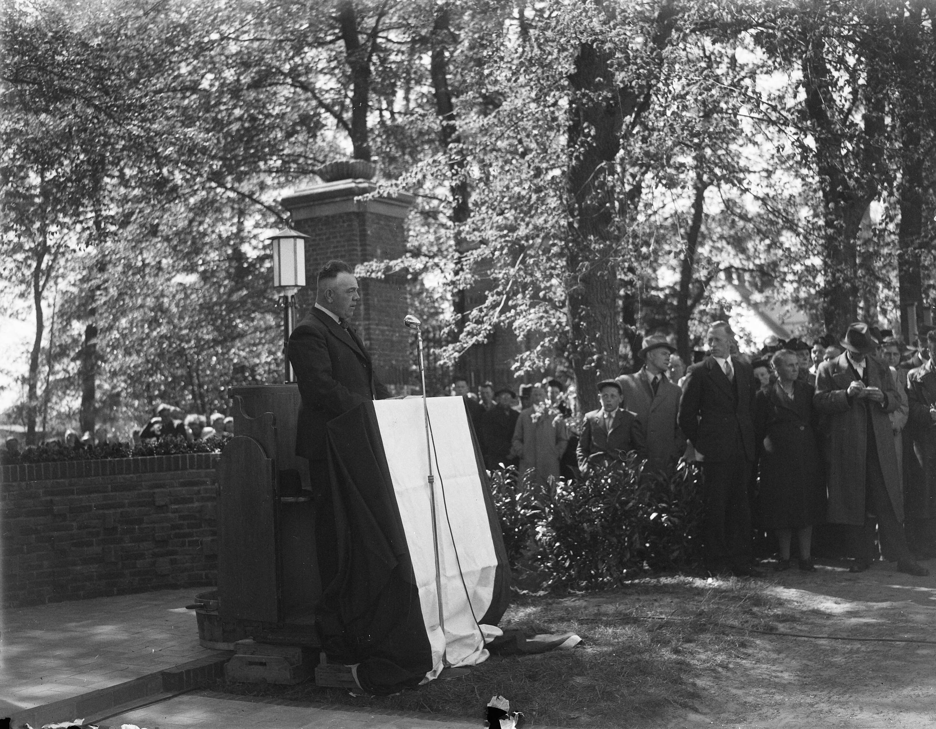 Fotocollectie Anefo — Onthulling van het Monument aan de Noordervaart te Stompetoren — Foto: Sagers, Harry / Anefo. Licentie: Set B: Rechtenvrij / Publiek Domein. Bron: Nationaal Archief. http://hdl.handle.net/10648/a89da3fe-d0b4-102d-bcf8-003048976d84