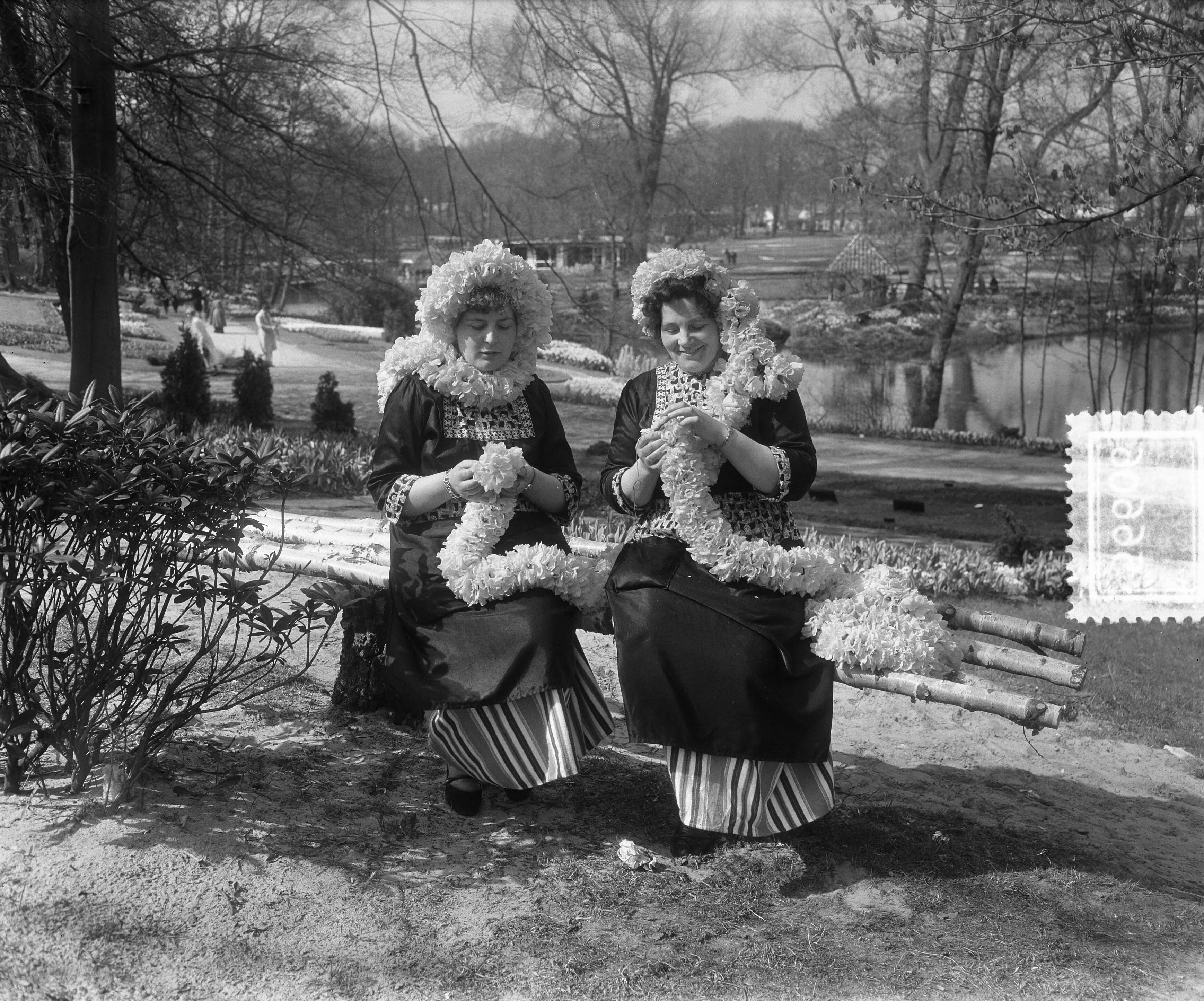 Fotocollectie Anefo — Slingersknopen door verkoopster "Flora" te Heemstede (bloembollen) — Foto: Pot, Harry / Anefo. Licentie: Set B: Rechtenvrij / Publiek Domein. Bron: Nationaal Archief. http://hdl.handle.net/10648/a90a22ae-d0b4-102d-bcf8-003048976d84