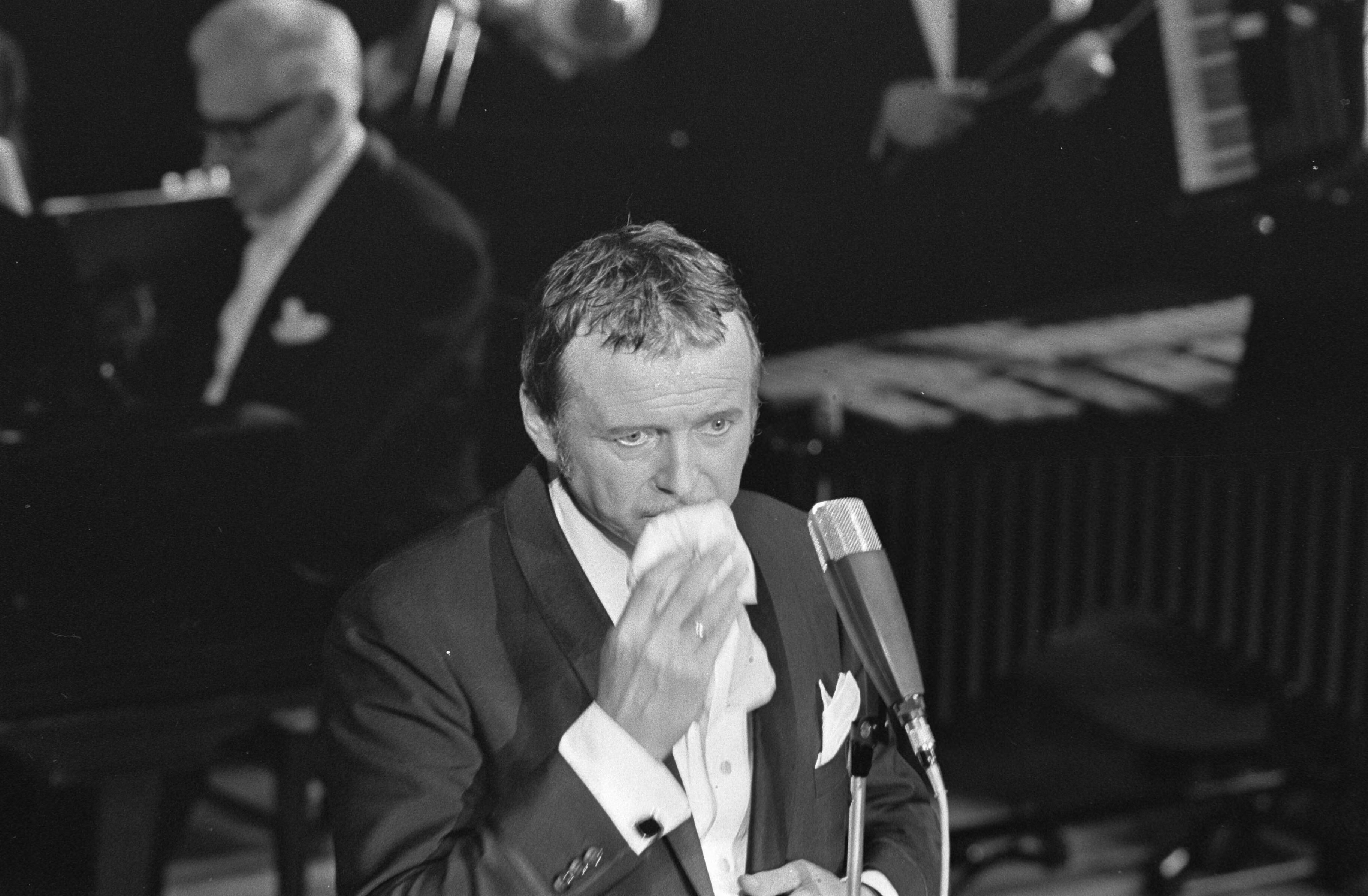 Gala première Toon Hermans te Maastricht — Toon Hermans in zijn show — Foto: Fotograaf Onbekend / Anefo. Licentie: Set B: Rechtenvrij / Publiek Domein. Bron: Nationaal Archief. http://hdl.handle.net/10648/ab49e004-d0b4-102d-bcf8-003048976d84