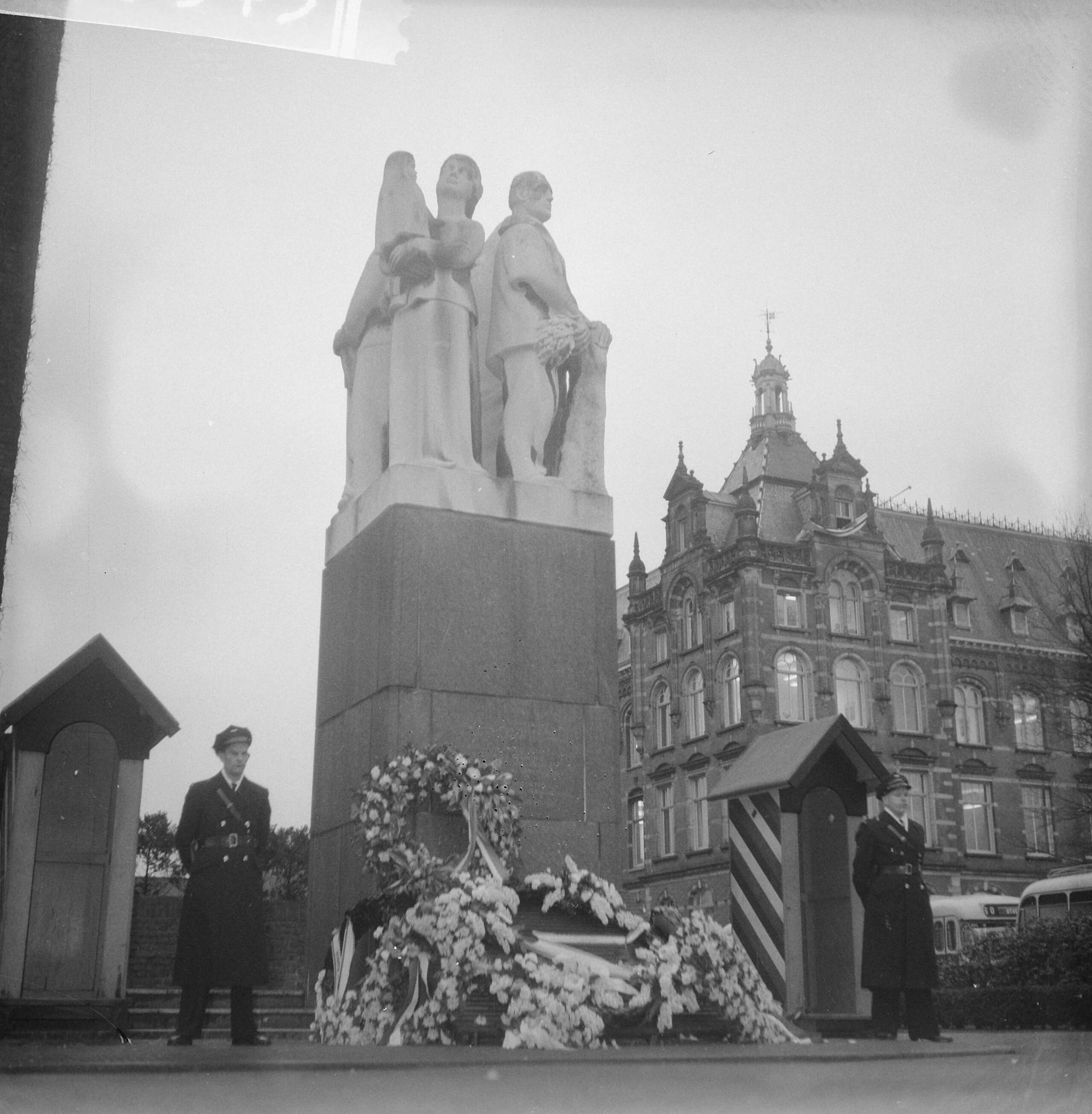 Treinramp bij Harmelen (1962) — Nationale Rouwdag in verband met de spoorramp bij Harmelen. Wacht bij spoorwegmonument in Utrecht — Foto: Pot, Harry / Anefo. Licentie: Set B: Rechtenvrij / Publiek Domein. Bron: Nationaal Archief. http://hdl.handle.net/10648/a9f40766-d0b4-102d-bcf8-003048976d84