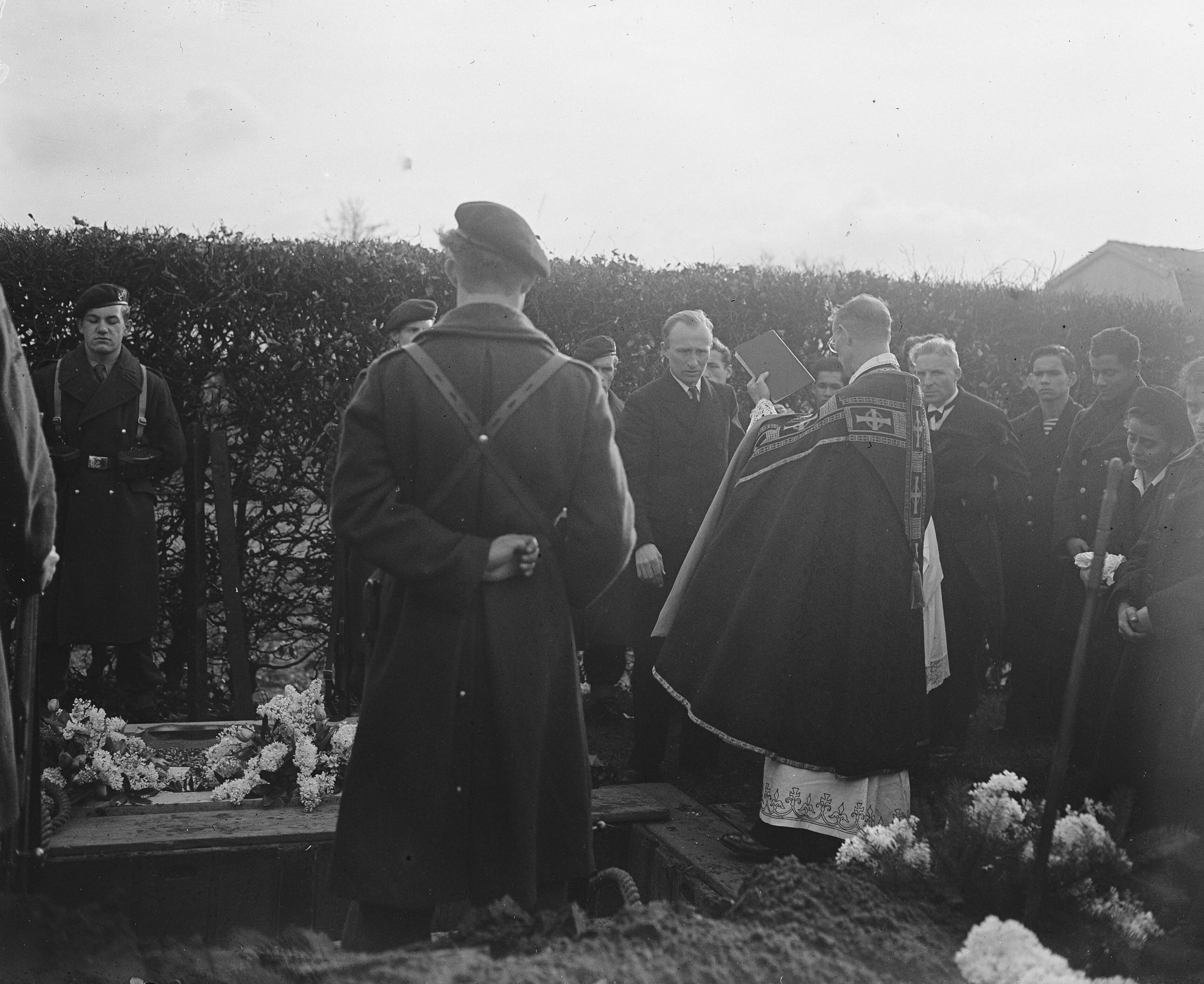 Fotocollectie Anefo — Begrafenis matroos-zeemilicien J.C. Arentsen — Foto: Snikkers, Anton / Anefo. Licentie: Set B: Rechtenvrij / Publiek Domein. Bron: Nationaal Archief. http://hdl.handle.net/10648/a8b292fa-d0b4-102d-bcf8-003048976d84