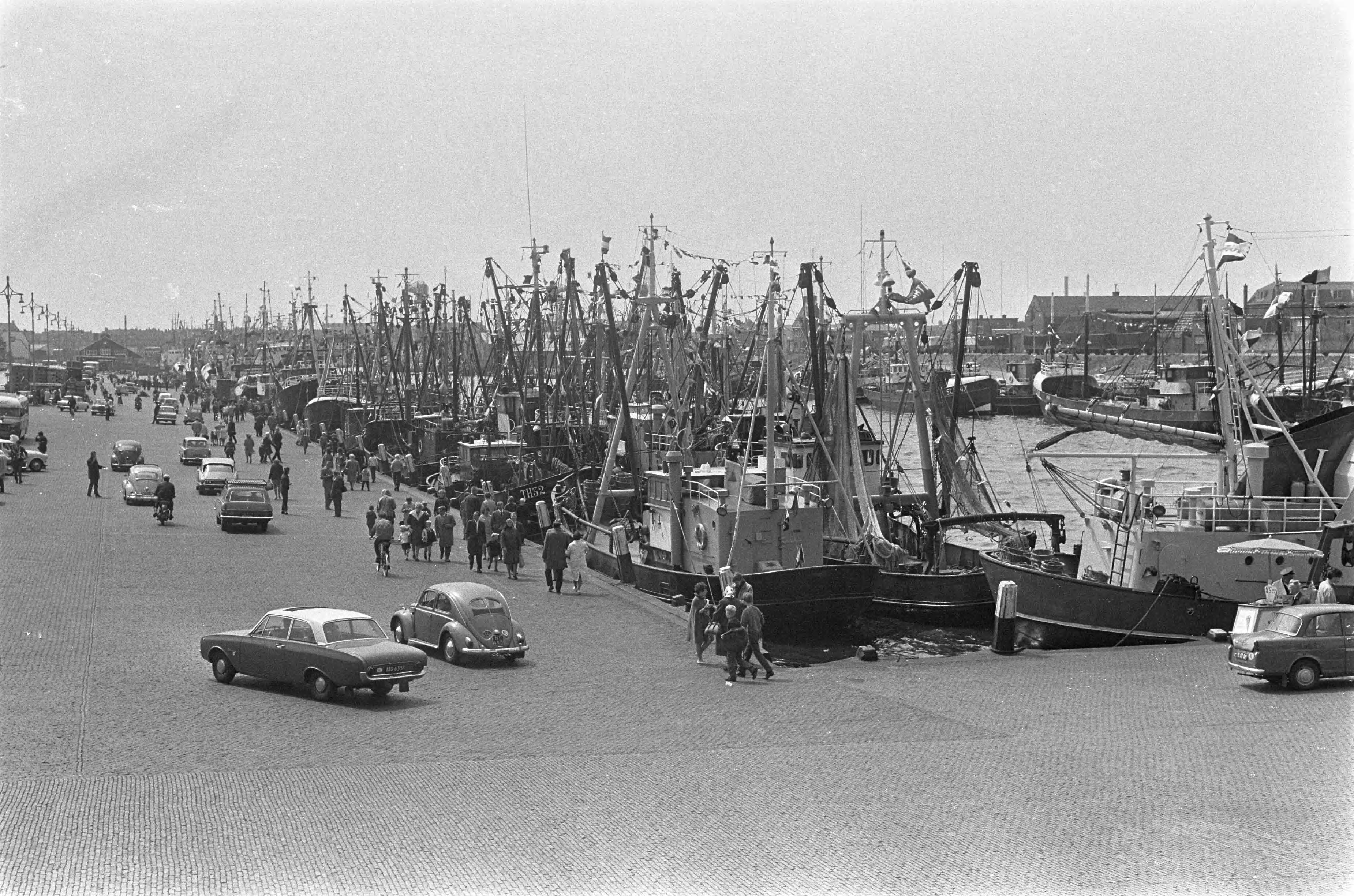 Fotocollectie Anefo — Vlaggetjesdag in Scheveningen — Foto: Koch, Eric / Anefo. Licentie: Set B: Rechtenvrij / Publiek Domein. Bron: Nationaal Archief. http://hdl.handle.net/10648/ab1949f8-d0b4-102d-bcf8-003048976d84