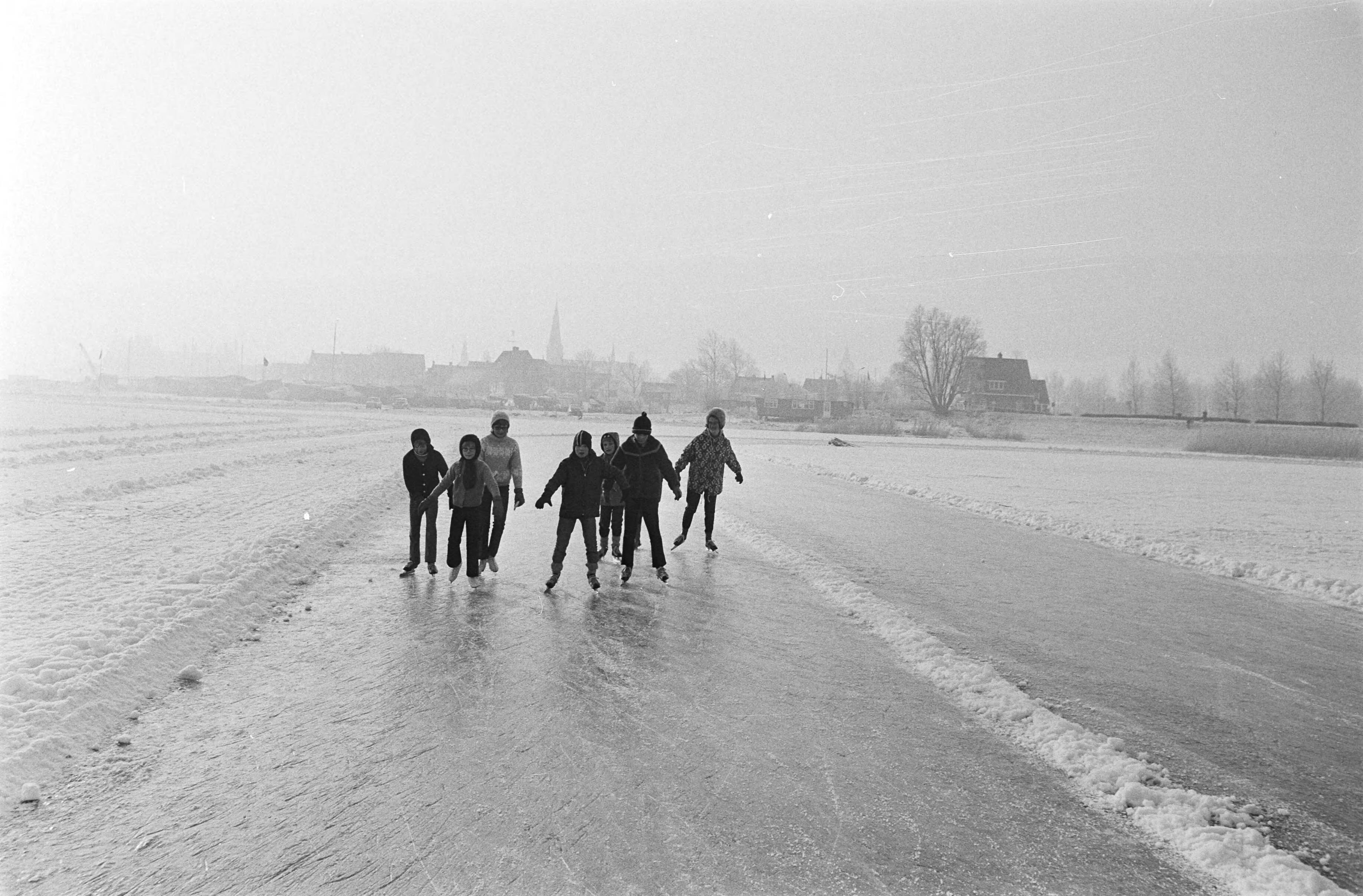 Fotocollectie Anefo — kinderen schaatsen op Gouwzee bij Monnickendam — Foto: Punt, W. / Anefo. Licentie: Set B: Rechtenvrij / Publiek Domein. Bron: Nationaal Archief. http://hdl.handle.net/10648/abaf2c48-d0b4-102d-bcf8-003048976d84