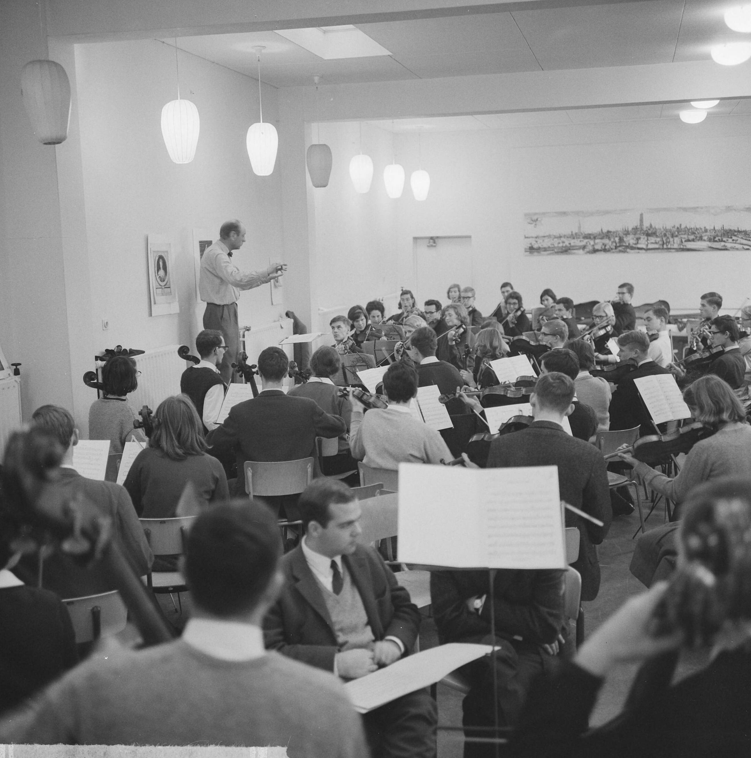 Fotocollectie Anefo — Opdracht Utrechts Studenten Orkest — Foto: Pot, Harry / Anefo. Licentie: Set B: Rechtenvrij / Publiek Domein. Bron: Nationaal Archief. http://hdl.handle.net/10648/aa5234b2-d0b4-102d-bcf8-003048976d84