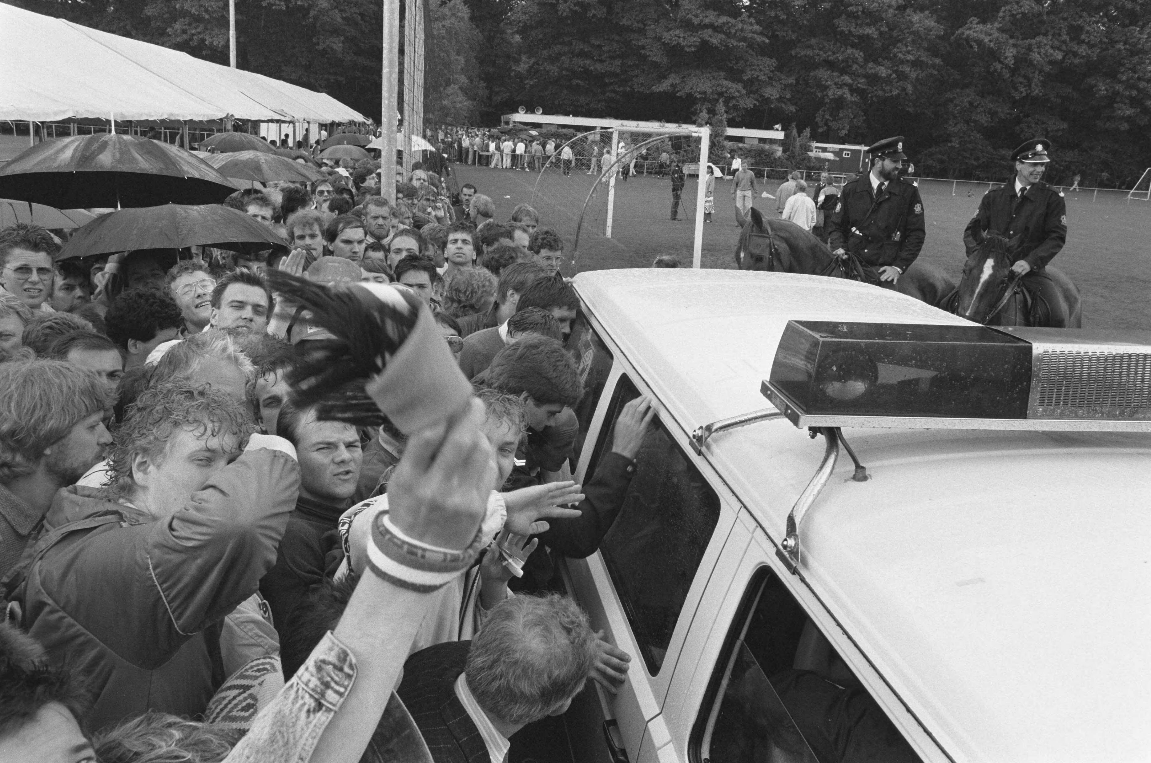 Fotocollectie Anefo — Chaos bij verkoop laatste EK-kaarten in Zeist — Foto: Bogaerts, Rob / Anefo. Licentie: Set B: Rechtenvrij / Publiek Domein. Bron: Nationaal Archief. http://hdl.handle.net/10648/ad6afb52-d0b4-102d-bcf8-003048976d84