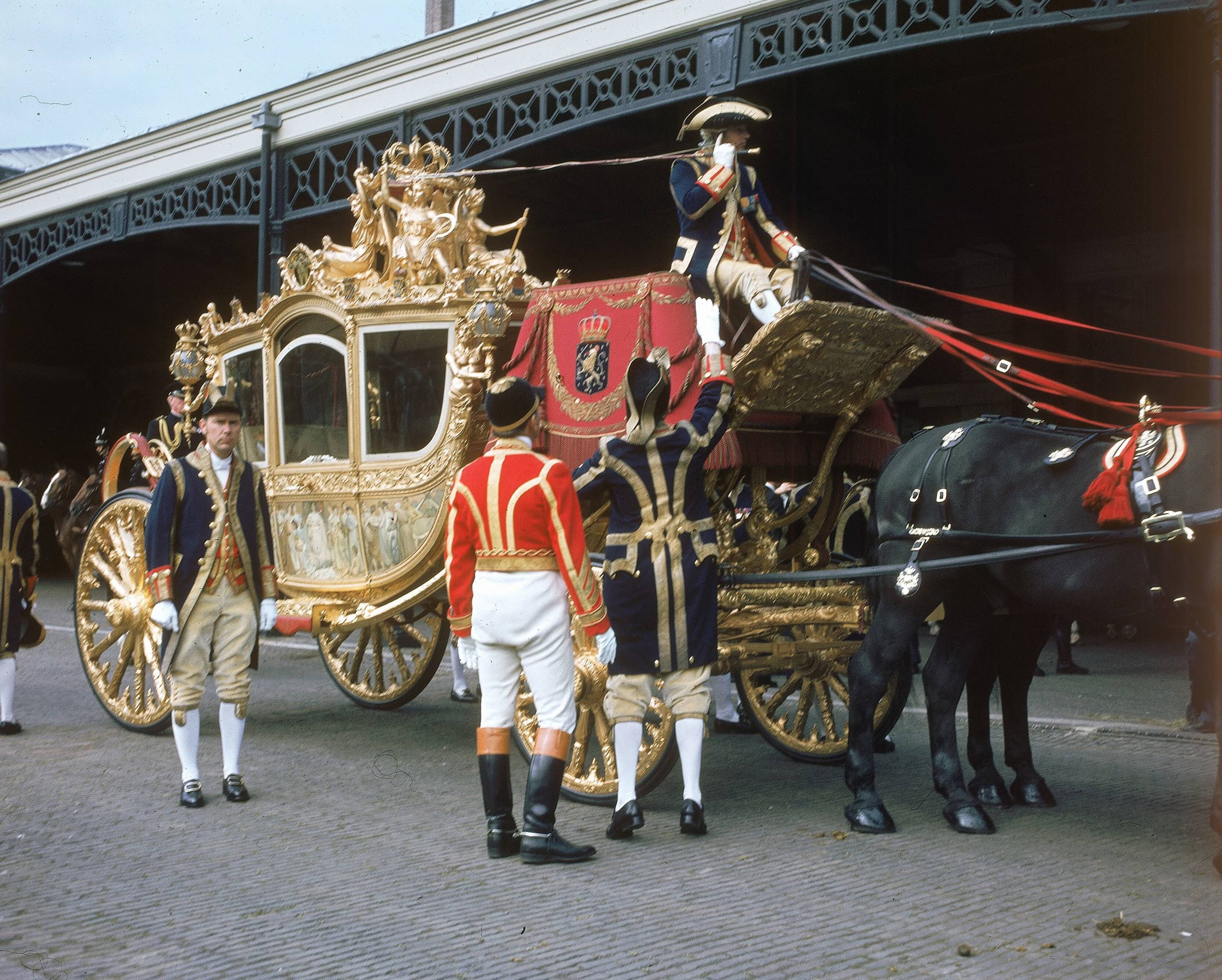 Fotocollectie RVD / Koninklijk Huis — Prinsjesdag - Gouden koets met koetsier, lakeien, stalpersoneel en paard op de binnenplaats van de koninklijke stallen aan de Noordwal in Den Haag — Foto: Mastenbroek, Cees / RVD. Licentie: Set B: Rechtenvrij / Publiek Domein. Bron: Nationaal Archief. http://hdl.handle.net/10648/afb2705c-d0b4-102d-bcf8-003048976d84