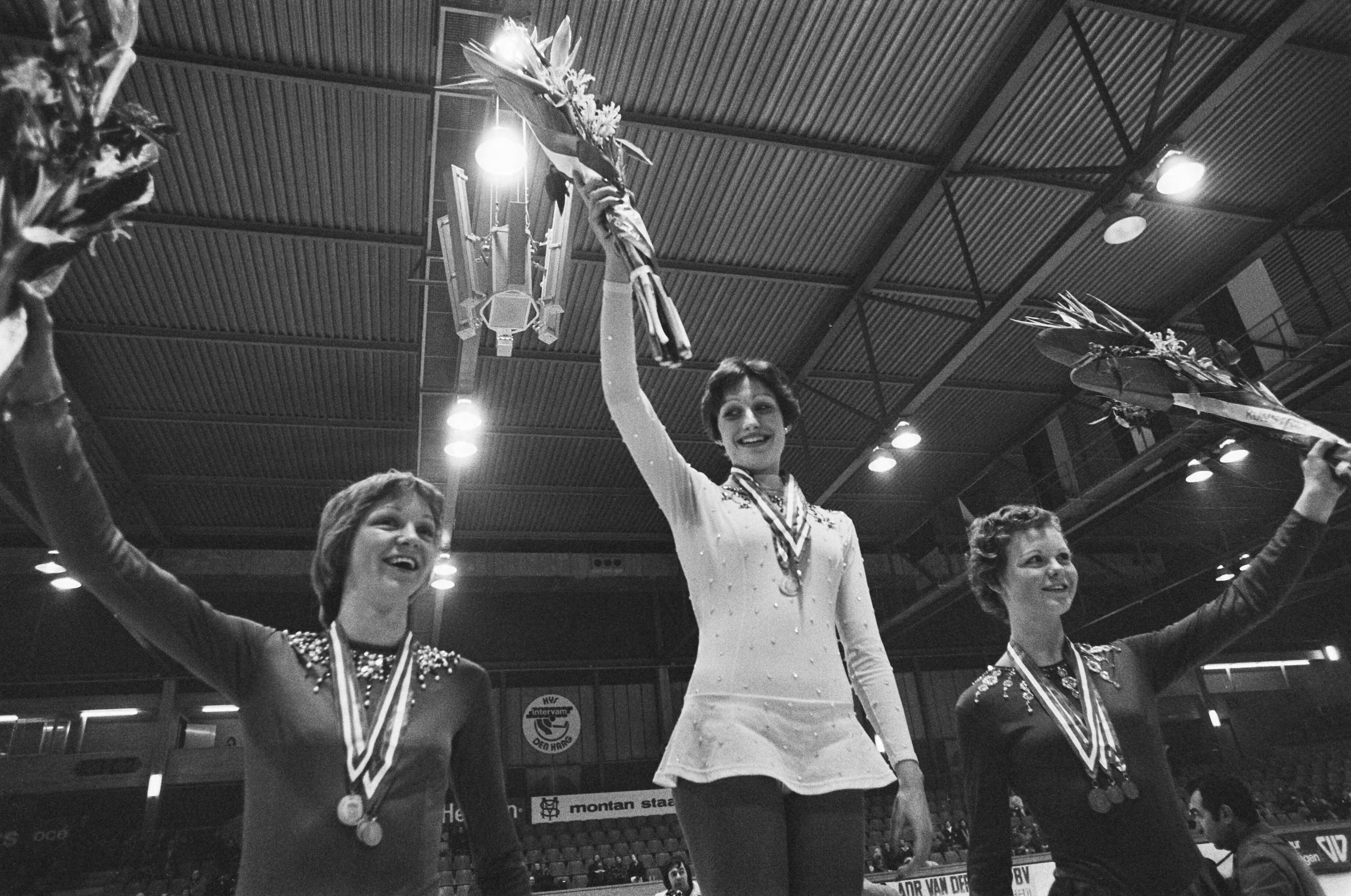 Fotocollectie Anefo — Nationale kampioenschappen kunstrijden, Den Haag ; huldiging (zie 283433) — Foto: Mieremet, Rob / Anefo. Licentie: Set B: Rechtenvrij / Publiek Domein. Bron: Nationaal Archief. http://hdl.handle.net/10648/ac7a2614-d0b4-102d-bcf8-003048976d84