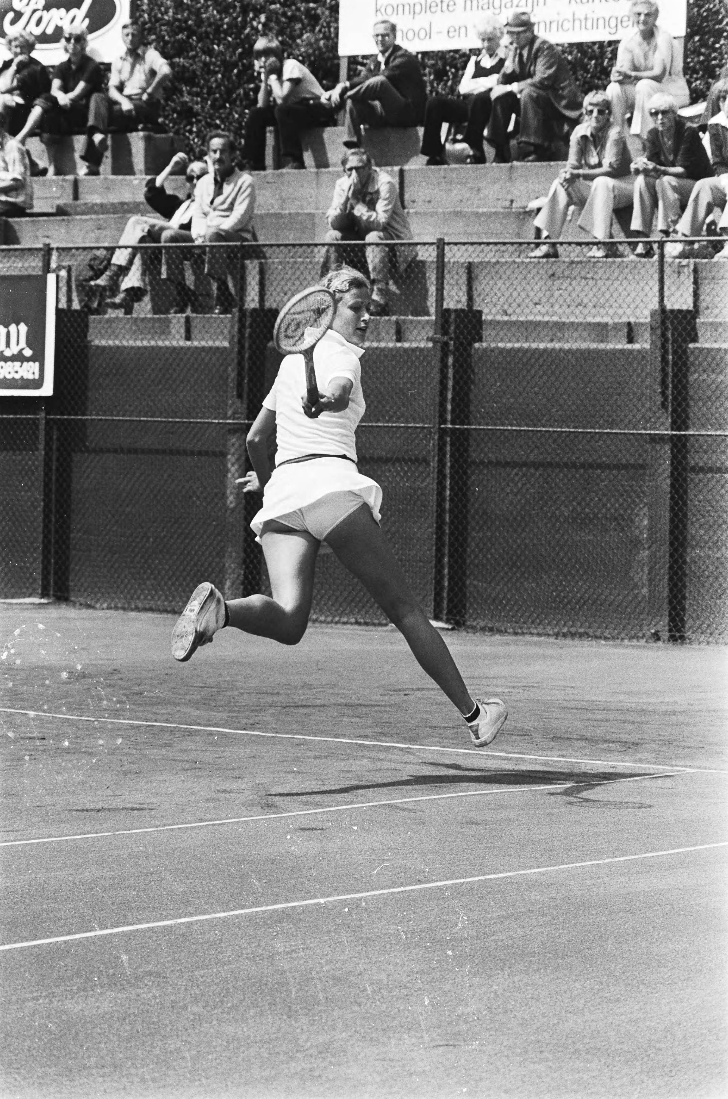 Fotocollectie Anefo — Nationale tenniskampioenschappen Scheveningen; Elly Versiers Appel in actie — Foto: Verhoeff, Bert / Anefo. Licentie: Set B: Rechtenvrij / Publiek Domein. Bron: Nationaal Archief. http://hdl.handle.net/10648/acb9cc10-d0b4-102d-bcf8-003048976d84
