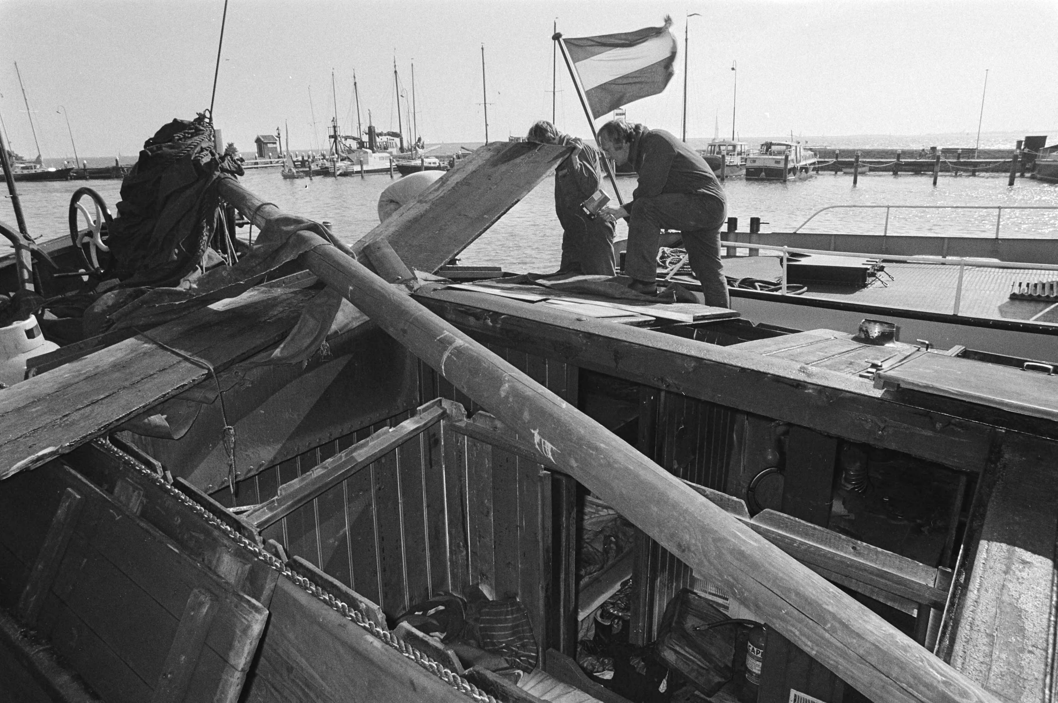 Tjalk uitgebrand in Volendam, vijf dodelijke slachtoffers — De politie onderzoekt de uitgebrande tjalk — Foto: Croes, Rob C. / Anefo. Licentie: Set B: Rechtenvrij / Publiek Domein. Bron: Nationaal Archief. http://hdl.handle.net/10648/acd1df6c-d0b4-102d-bcf8-003048976d84