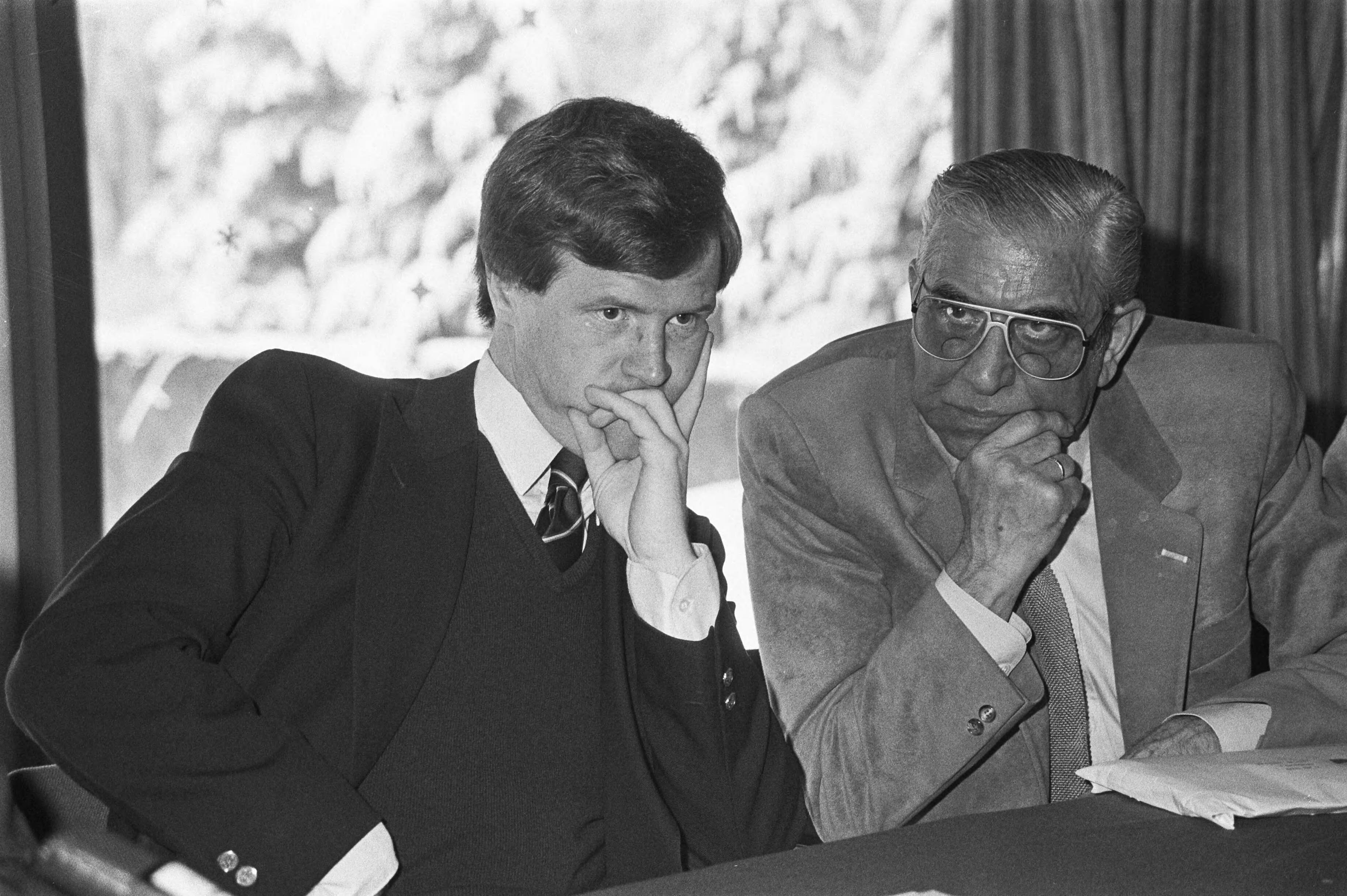 Fotocollectie Anefo — Bondsvergadering KNVB in Zeist. Vilé, voorzitter Betaald Voetbal, en Van Praag (r.) — Foto: Dijk, Hans van / Anefo. Licentie: Set B: Rechtenvrij / Publiek Domein. Bron: Nationaal Archief. http://hdl.handle.net/10648/ad0b036e-d0b4-102d-bcf8-003048976d84