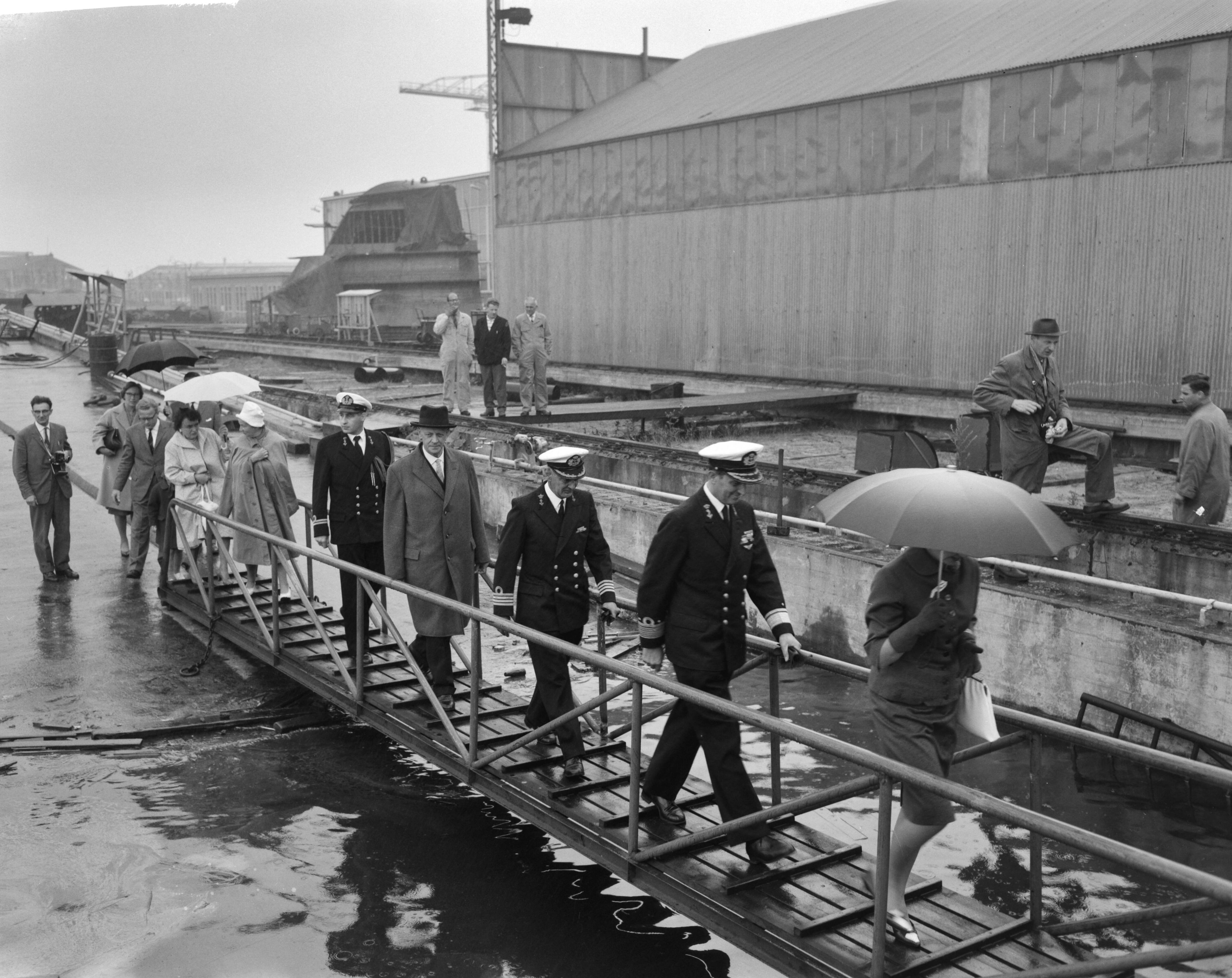 Fotocollectie Anefo — Tewaterlating te Zaandam van het Torpedo-inschietvaartuig "Van Bochove" van de Koninklijke Marine bij de Zaanlandse Scheepsbouwmaatschappij door de vrouw van de directeur van de bewapeningswerkplaats der Marine te Den Helder, mevr. Reiche-Van Aardenne. Dit vaartuig wordt genoemd naar wijlen luitenant-ter-zee der eerste klasse P.D. van Bochoven, in leven hoofd van het inschietbedrijf van de Kon. Marine, die gedurende de uitoefening van zijn functie tengevolge van een tragisch ongeval op 7 juli 1959 om het leven kwam — Foto: Bilsen, Joop van / Anefo. Licentie: Set B: Rechtenvrij / Publiek Domein. Bron: Nationaal Archief. http://hdl.handle.net/10648/aa112602-d0b4-102d-bcf8-003048976d84