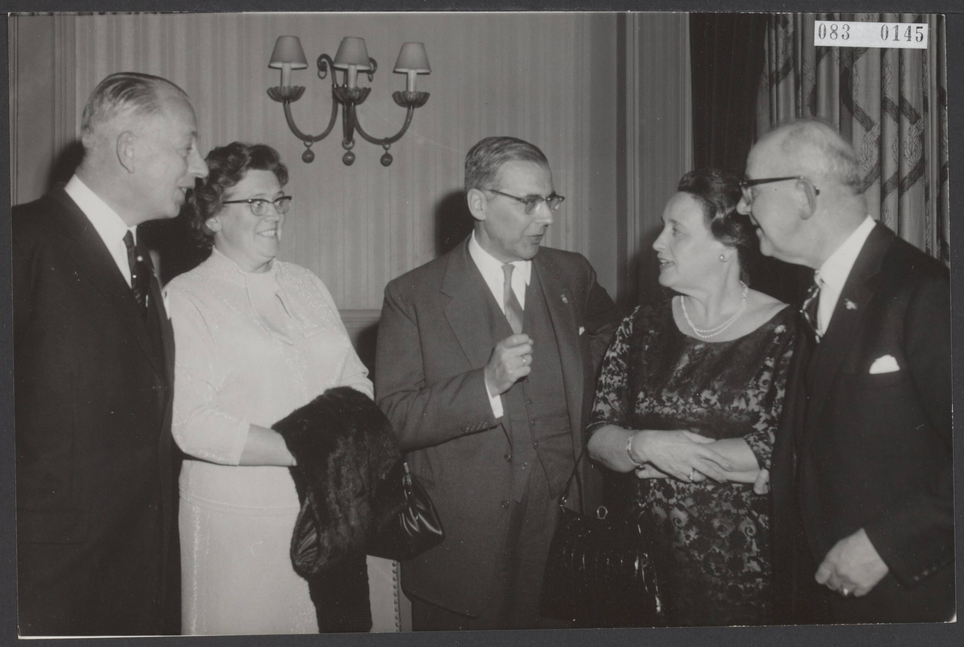 Fotocollectie Elsevier Binnenland — Viering van het 10-jarig jubileum van het Nederlands Genootschap van Burgemeesters. 300 burgemeesters en hun echtgenoten woonden het feest bij. Burgemeester van Utrecht, jhr. mr. C.J.A. de Ranitz, burgemeester van Geldermalsen mevr. v.d. Wall-Duyvendak, burgemeester van Amsterdam, mr. G. van Hall, burgemeester van Leersum mevr. 's-Jacob des Bouvrie, burgemeester van Den Haag, mr. H.A.M.T. Kolfschoten — Foto: Bilsen, Joop van / Anefo. Licentie: Set B: Rechtenvrij / Publiek Domein. Bron: Nationaal Archief. http://hdl.handle.net/10648/ae1a6c7c-d0b4-102d-bcf8-003048976d84