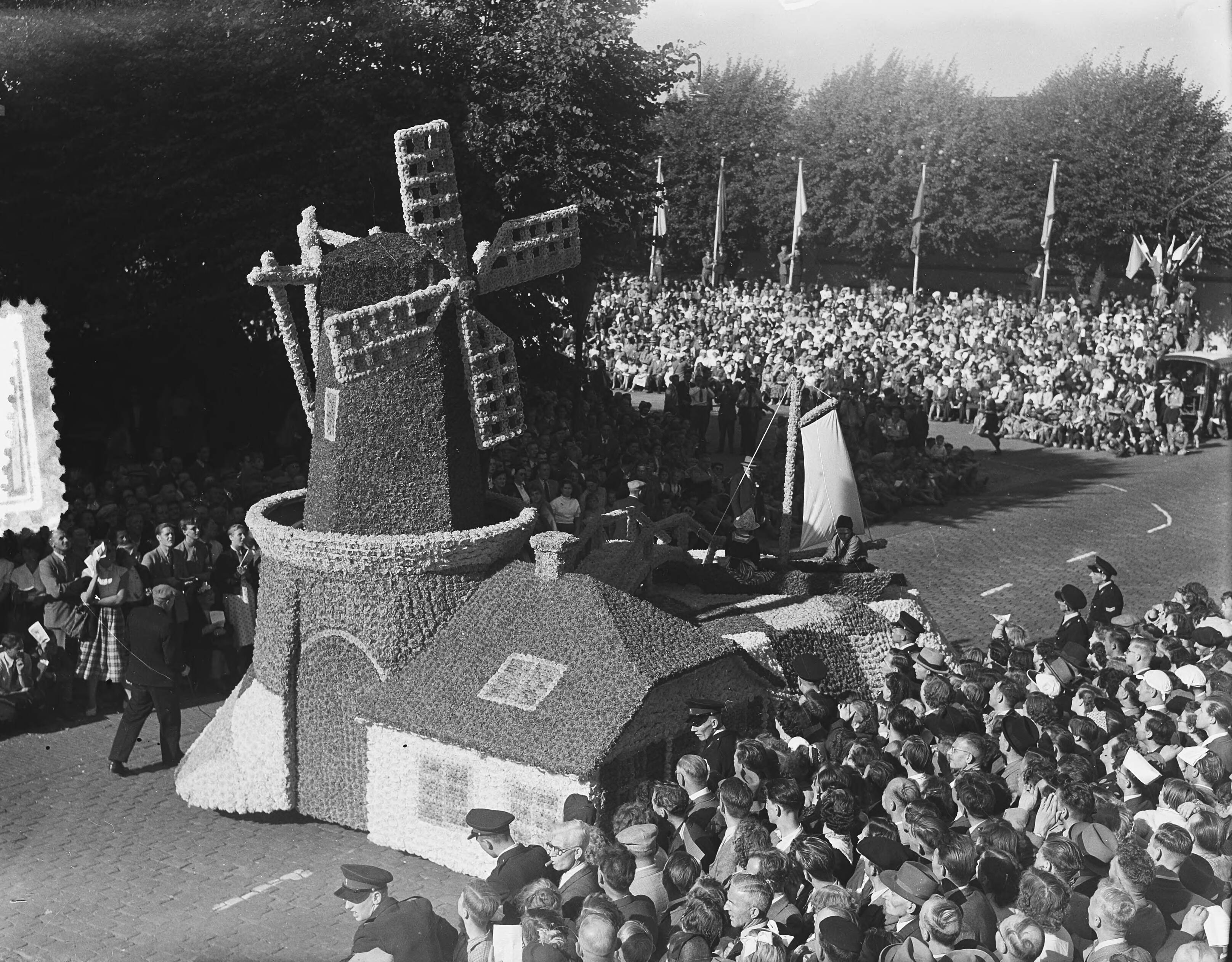 Bloemencorso Zundert. Praalwagens — Foto: Duinen, H. van / Anefo. — Licentie: Set B: Rechtenvrij / Publiek Domein. Bron: Nationaal Archief. http://hdl.handle.net/10648/a9129d80-d0b4-102d-bcf8-003048976d84