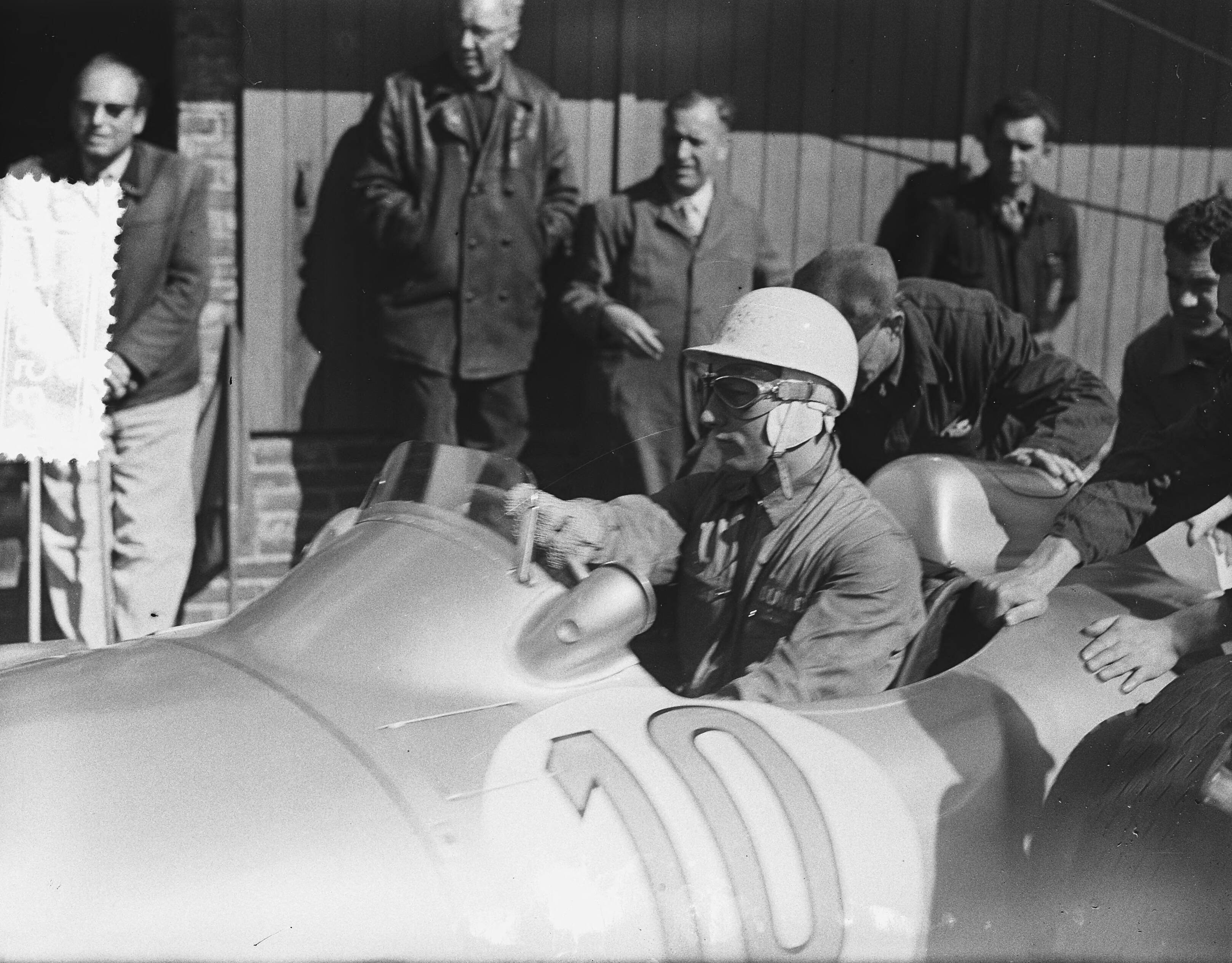Fotocollectie Anefo — Training voor de Grote Prijs van Nederland op Zandvoort. Stirling Moss in Mercedes — Foto: Bilsen, Joop van / Anefo. Licentie: Set B: Rechtenvrij / Publiek Domein. Bron: Nationaal Archief. http://hdl.handle.net/10648/a936bdf0-d0b4-102d-bcf8-003048976d84