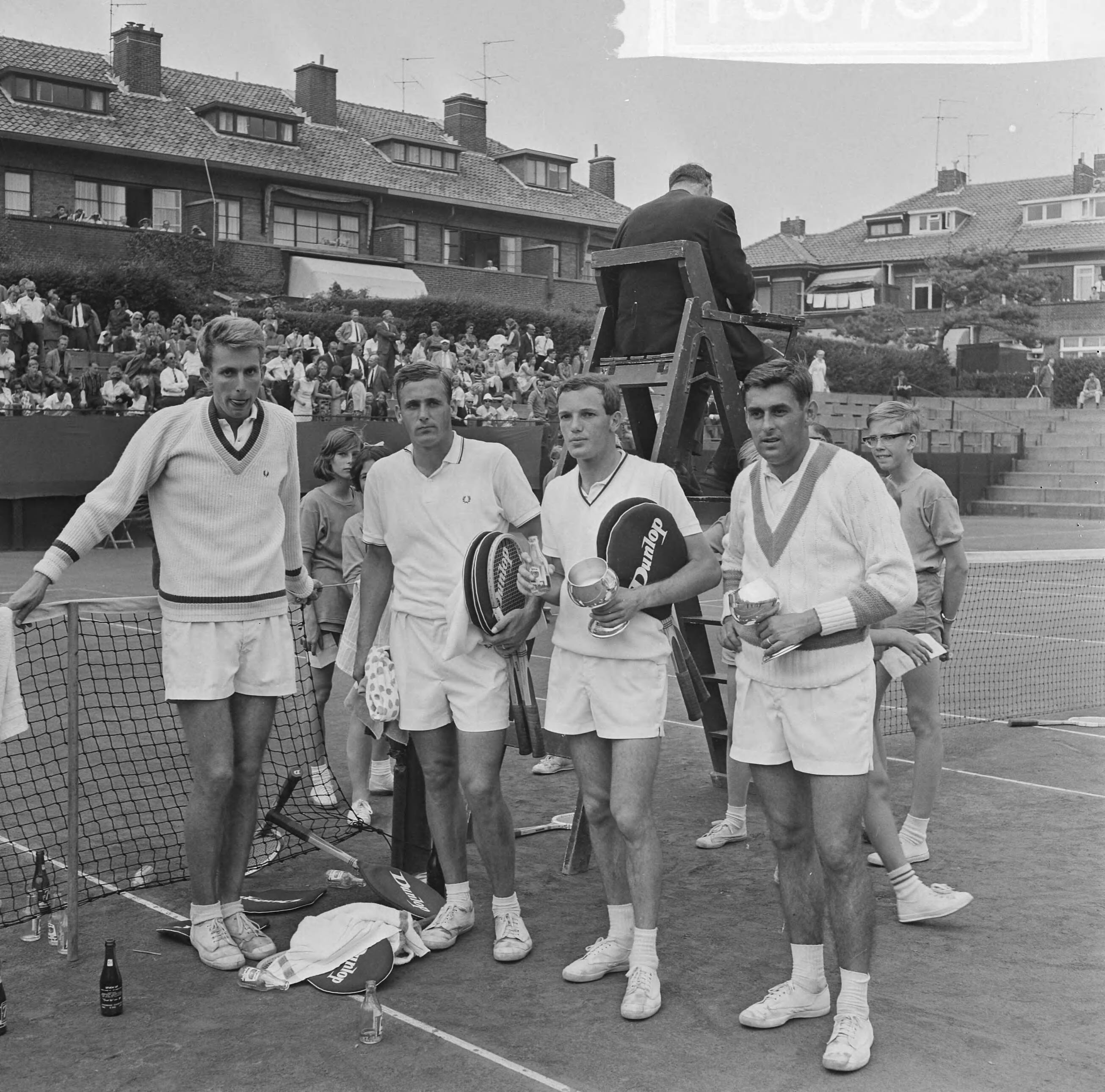 Fotocollectie Anefo — Nederlandse tenniskampioenschappen op de METS-banen te Scheveningen, v.l.n.r. Evert Schneider, Jan Hajer, Tom Okker, Piet van Eysden — Foto: Fotograaf Onbekend / Anefo. Licentie: Set B: Rechtenvrij / Publiek Domein. Bron: Nationaal Archief. http://hdl.handle.net/10648/afd2c398-d0b4-102d-bcf8-003048976d84