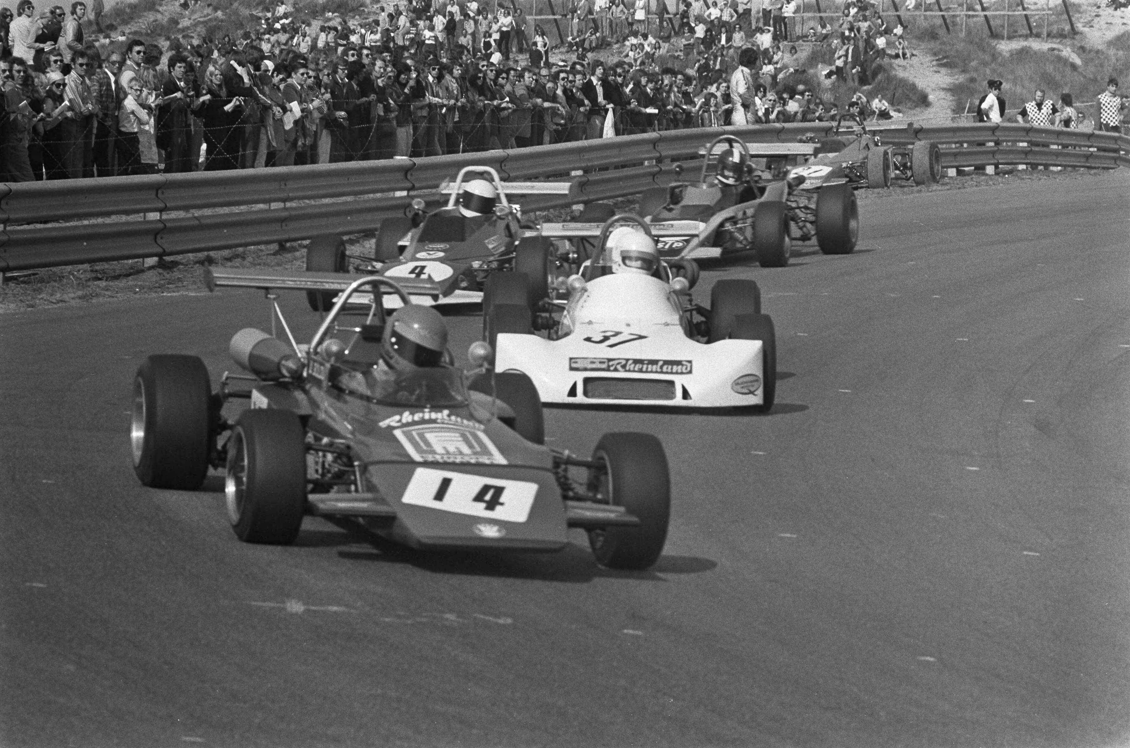 Fotocollectie Anefo — Formule III race op circuit van Zandvoort — Foto: Peters, Hans / Anefo. Licentie: Set B: Rechtenvrij / Publiek Domein. Bron: Nationaal Archief. http://hdl.handle.net/10648/ac2cd102-d0b4-102d-bcf8-003048976d84
