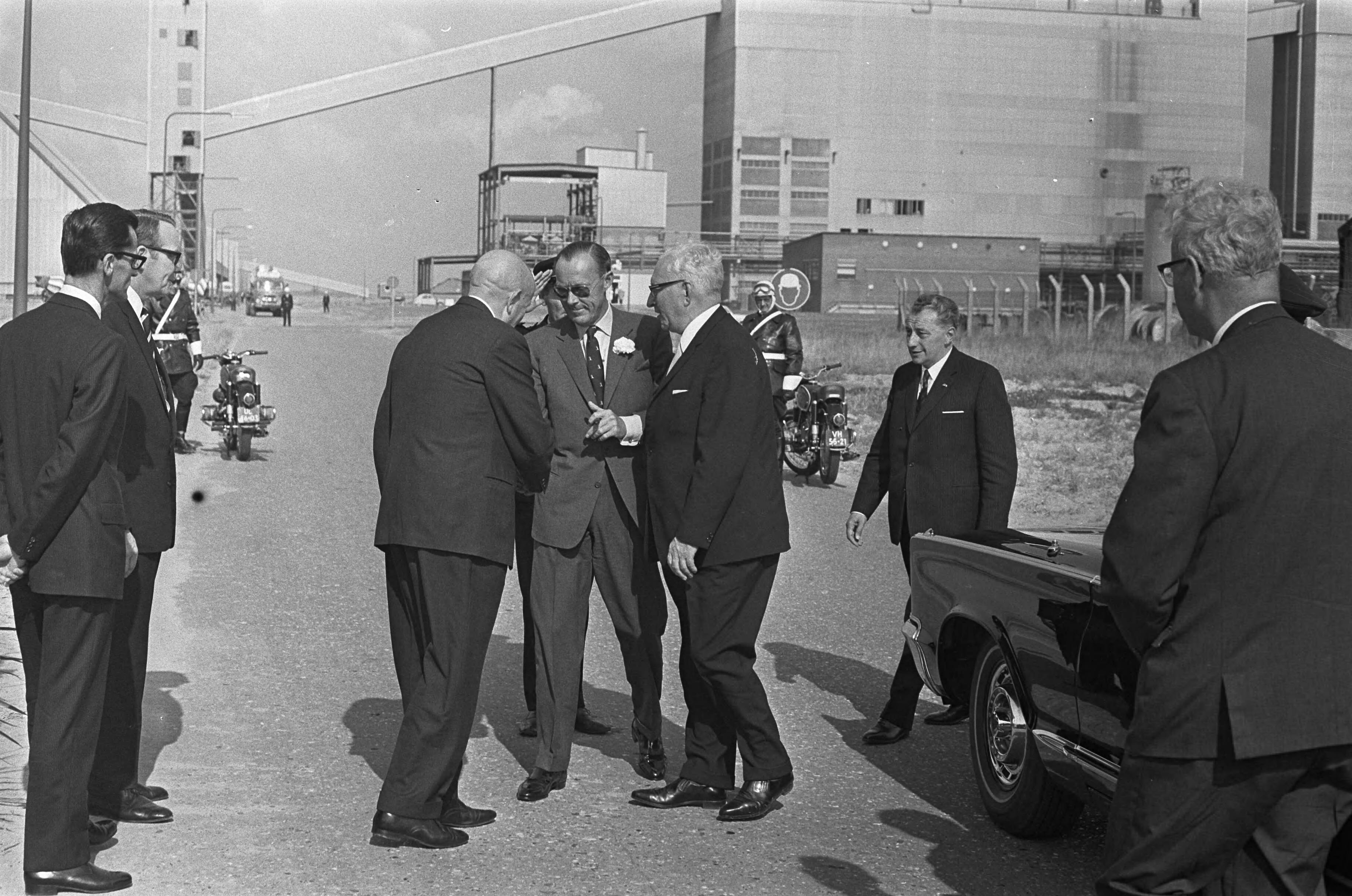 Prins Bernhard bezoekt Zeeland — De Prins wordt verwelkomd — Foto: Fotograaf Onbekend / Anefo. Licentie: Set B: Rechtenvrij / Publiek Domein. Bron: Nationaal Archief. http://hdl.handle.net/10648/ab4d6710-d0b4-102d-bcf8-003048976d84