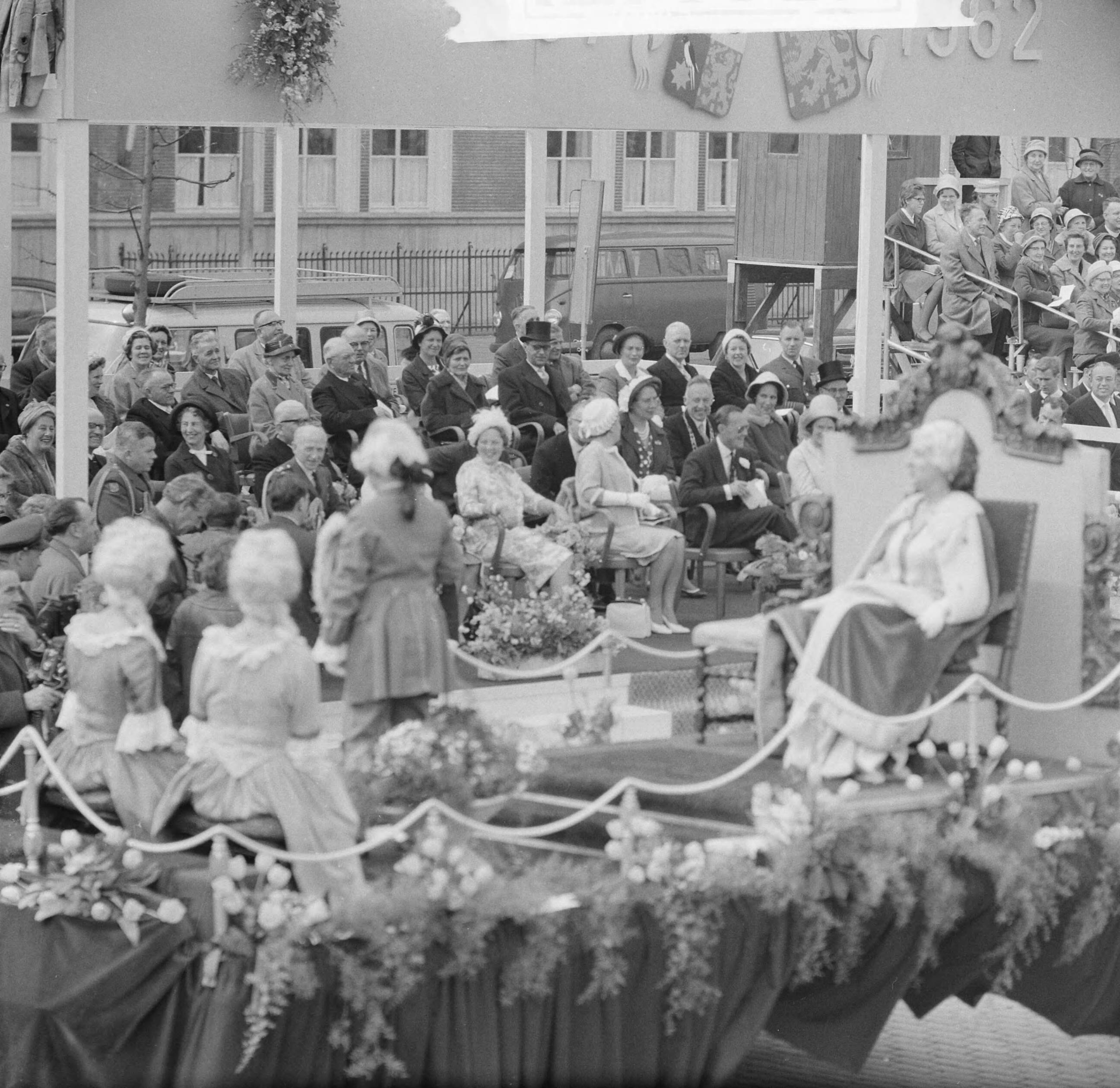 Koninklijk bezoek aan Groningen en Friesland (1962) — Koninklijk bezoek aan Leeuwarden — Foto: Merk, Ben / Anefo. Licentie: Set B: Rechtenvrij / Publiek Domein. Bron: Nationaal Archief. http://hdl.handle.net/10648/aa071536-d0b4-102d-bcf8-003048976d84