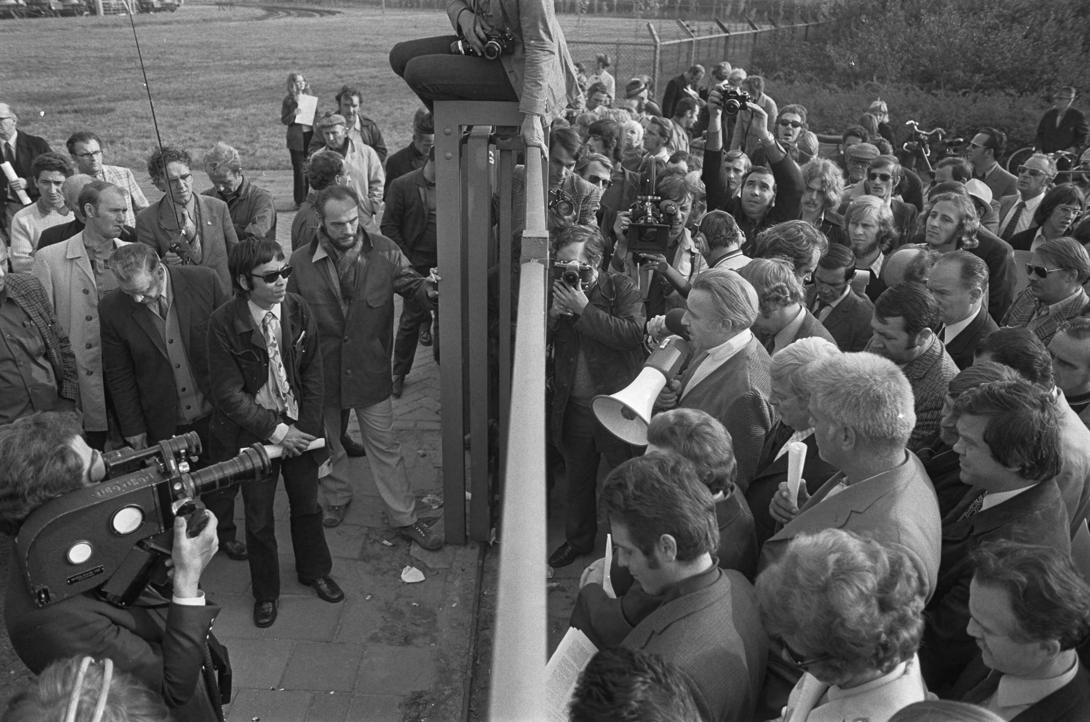 Fotocollectie Anefo — Werknemers hebben ENKA Breda bezet, werknemers van AKZO-glanzstoffen Wuppertal aan de poort — Foto: Peters, Hans / Anefo. Licentie: Set B: Rechtenvrij / Publiek Domein. Bron: Nationaal Archief. http://hdl.handle.net/10648/abf6819c-d0b4-102d-bcf8-003048976d84