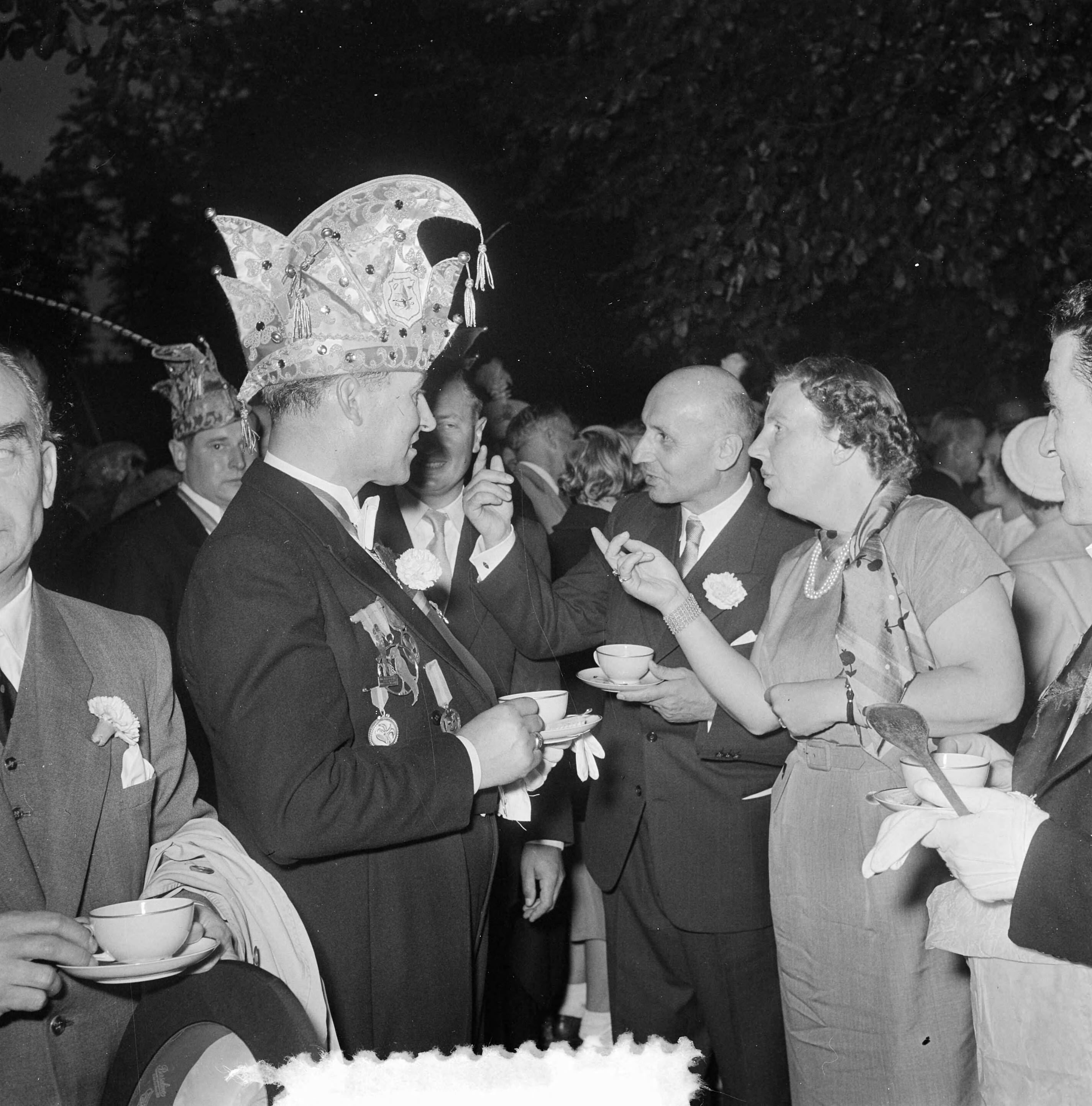 Carnavalsstemming in de Orangerie van paleis Soestdijk bij bezoek van Limburgers — Carnavalsstemming in de Orangerie van paleis Soestdijk bij bezoek van Limburgers [koningin Juliana en de vorst van Marotte — Foto: Noske, J.D. / Anefo. Licentie: Set B: Rechtenvrij / Publiek Domein. Bron: Nationaal Archief. http://hdl.handle.net/10648/a91257e4-d0b4-102d-bcf8-003048976d84