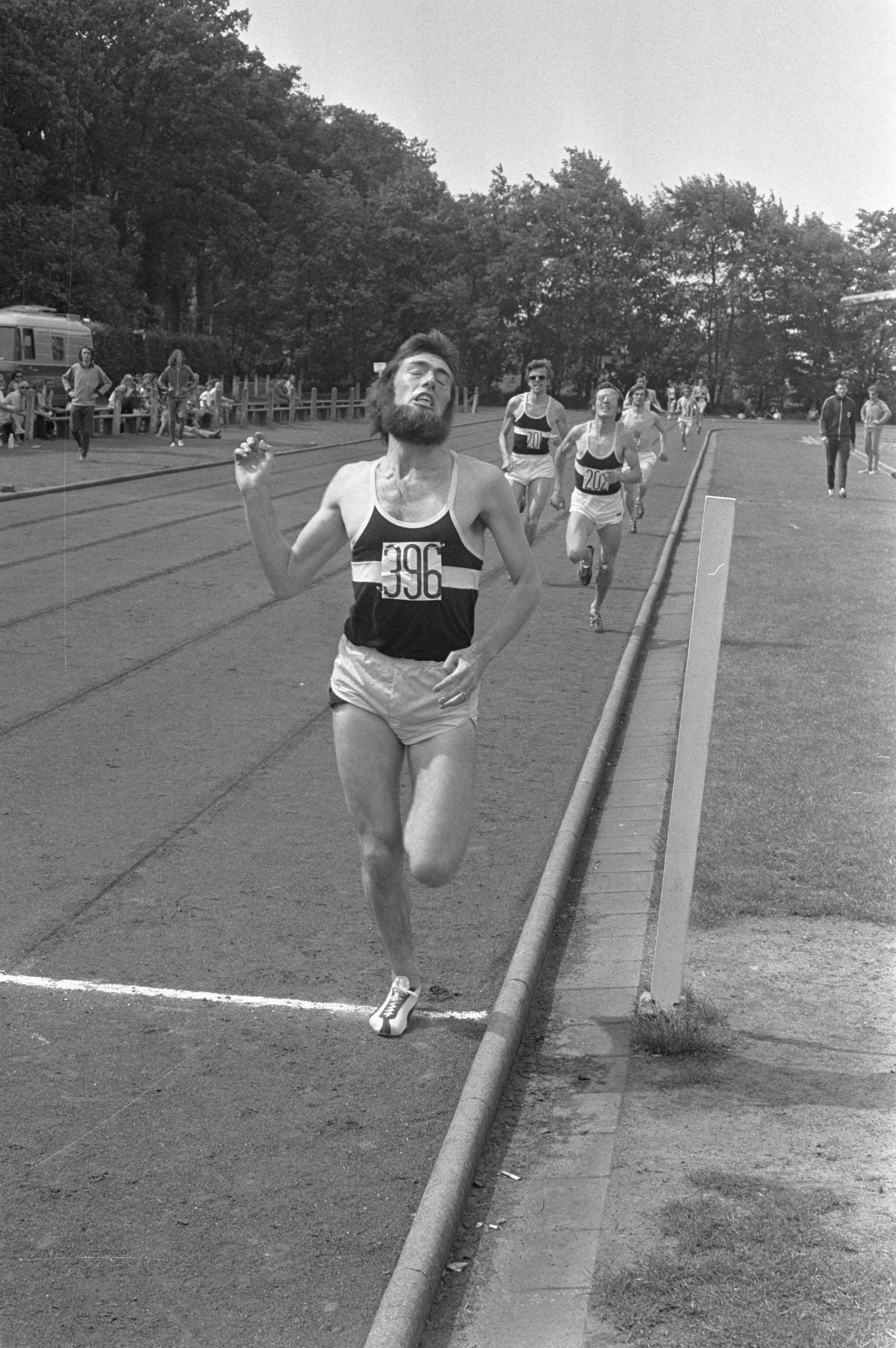 Fotocollectie Anefo — Atletiekwedstrijden om Turfschip Trophee in Breda, nummer 15 J. Gerrits in aktie op 800 meter — Foto: Verhoeff, Bert / Anefo. Licentie: Set B: Rechtenvrij / Publiek Domein. Bron: Nationaal Archief. http://hdl.handle.net/10648/abefaade-d0b4-102d-bcf8-003048976d84