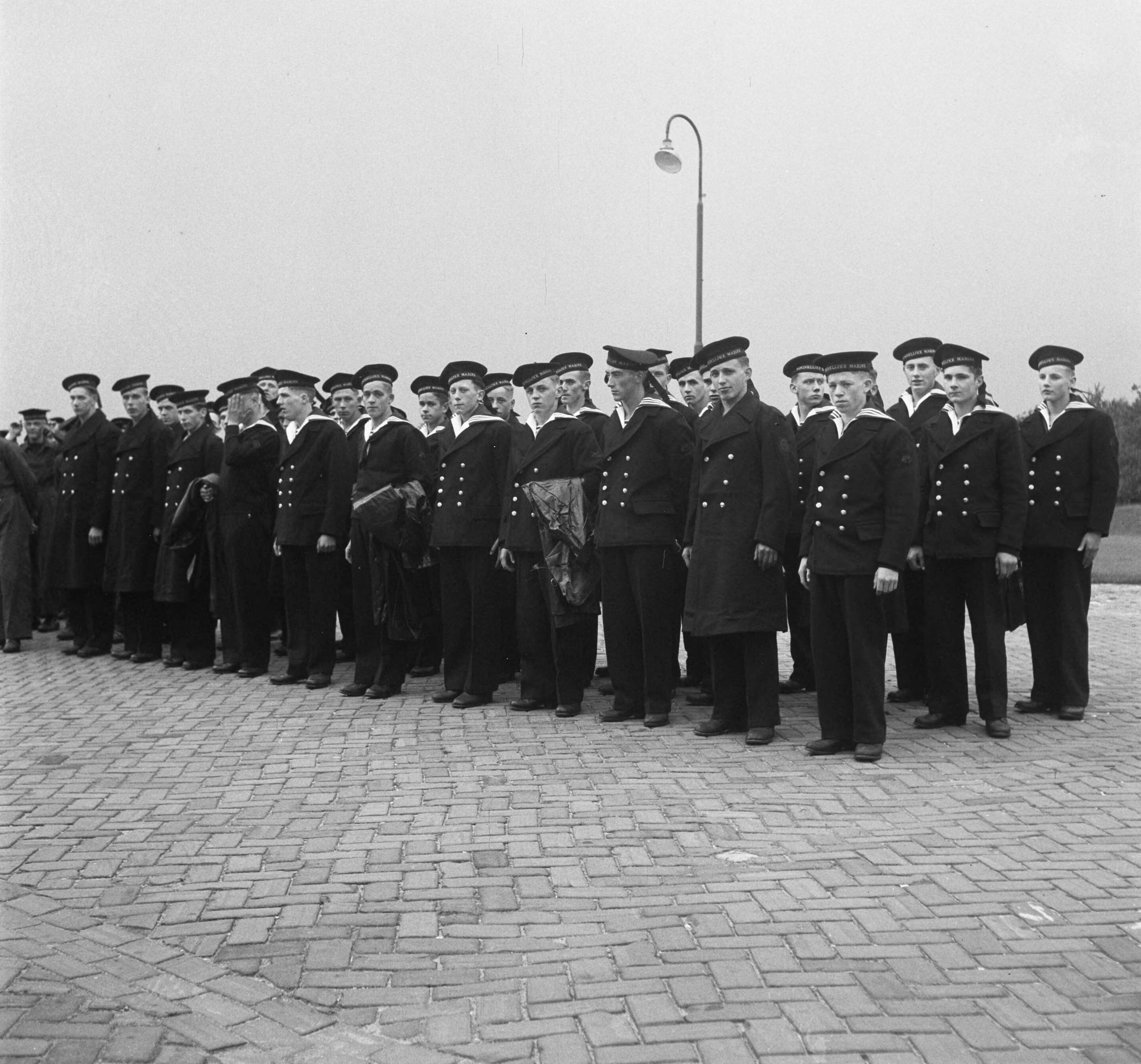 MOK Hilversum 1948 — MOK Hilversum. Matrozen groepje — Foto: Steenkamp, B.J.J. (Ben) / Anefo. Licentie: Set B: Rechtenvrij / Publiek Domein. Bron: Nationaal Archief. http://hdl.handle.net/10648/a8bd9cae-d0b4-102d-bcf8-003048976d84